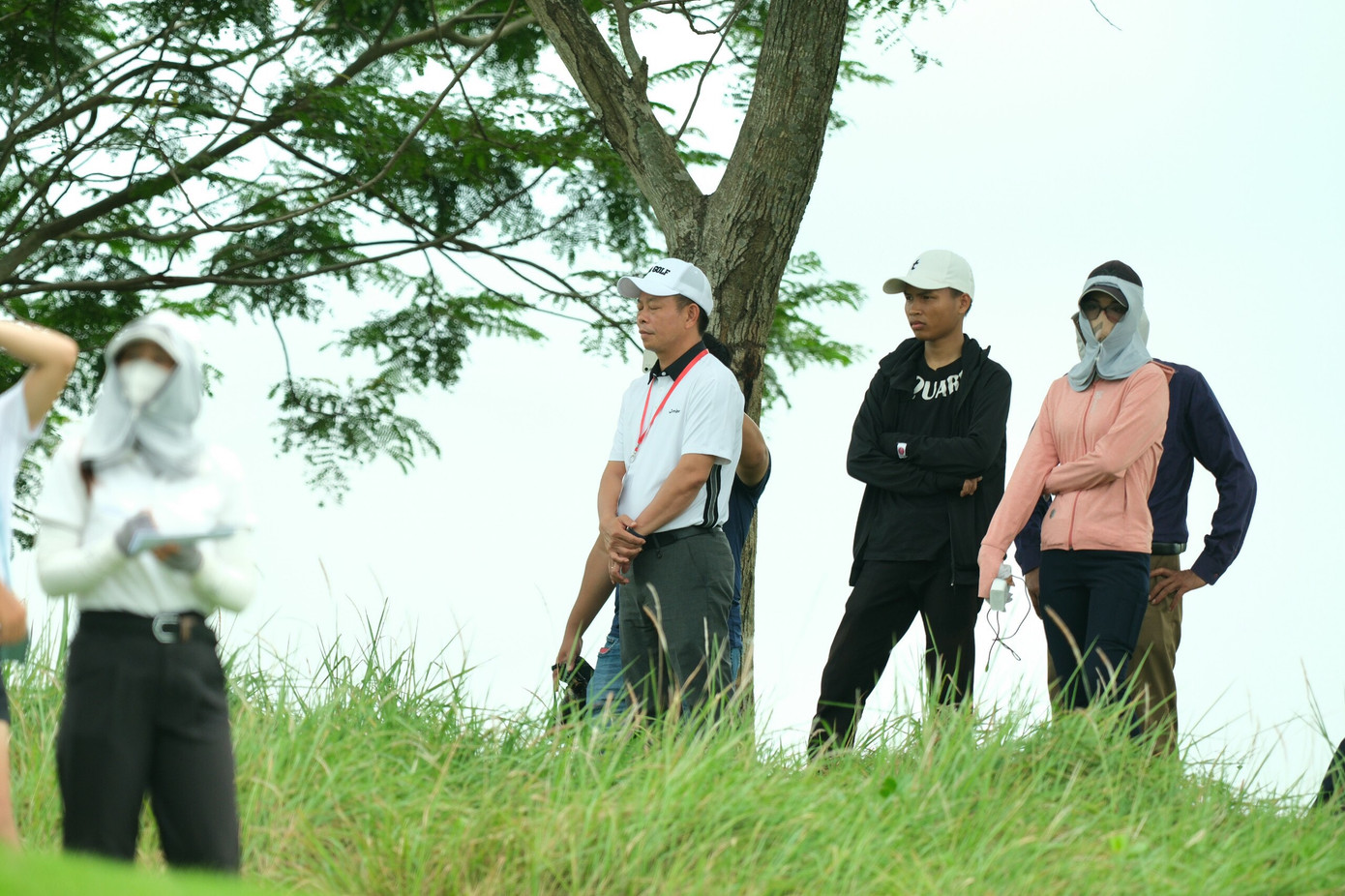 Nhà báo Phùng Công Sưởng chăm chú theo dõi nhóm đấu của ba ứng viên tranh chức vô địch Nguyễn Nhất Long, Nguyễn Đặng Minh, Nguyễn Anh Minh tại hố số 12 par 4.