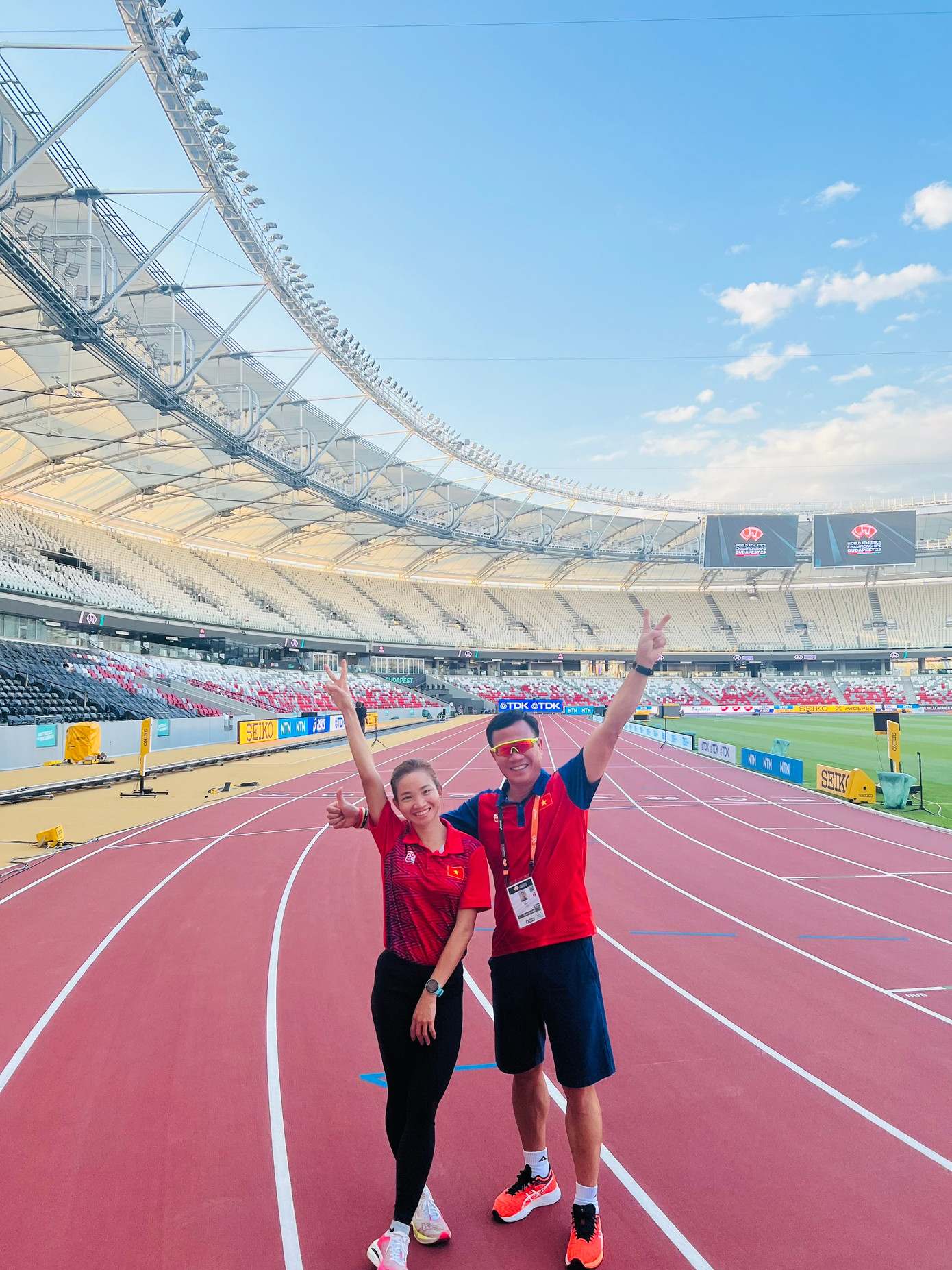 Tại Giải điền kinh vô địch thế giới 2023, Nguyễn Thị Oanh là đại diện duy nhất của Việt Nam góp mặt và tranh tài ở nội dung sở trường 1.500m. Cô tham dự giải theo suất đặc cách từ Liên đoàn Điền kinh thế giới (IAAF) dành cho quốc gia không có vận động viên đạt chuẩn theo quy định.