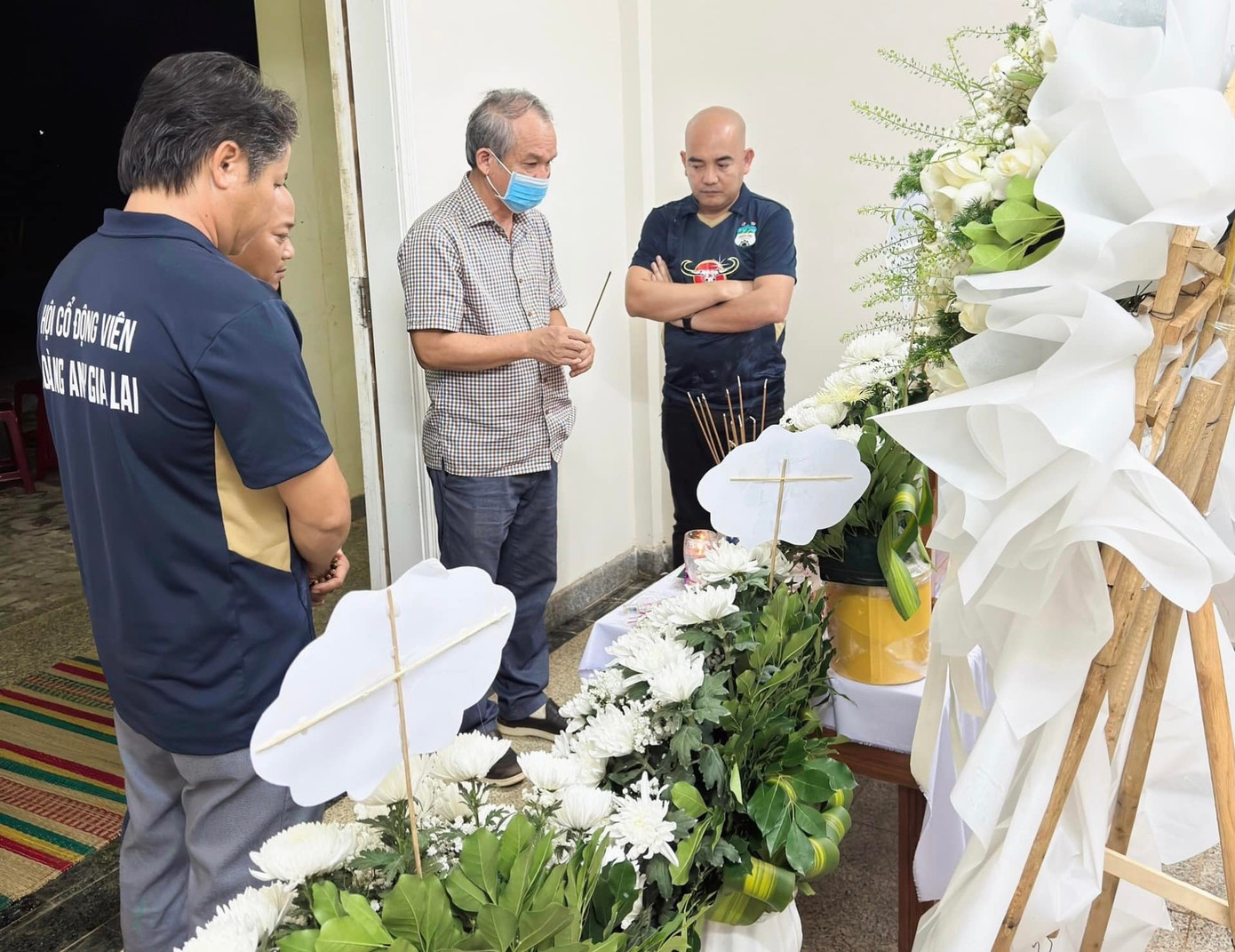 Chủ tịch CLB HAGL Đoàn Nguyên Đức đến thăm viếng gia đình các thành viên CLB không may bị tai nạn qua đời. Chủ tịch CLB HAGL Đoàn Nguyên Đức đến thăm viếng gia đình các thành viên CLB không may bị tai nạn qua đời.