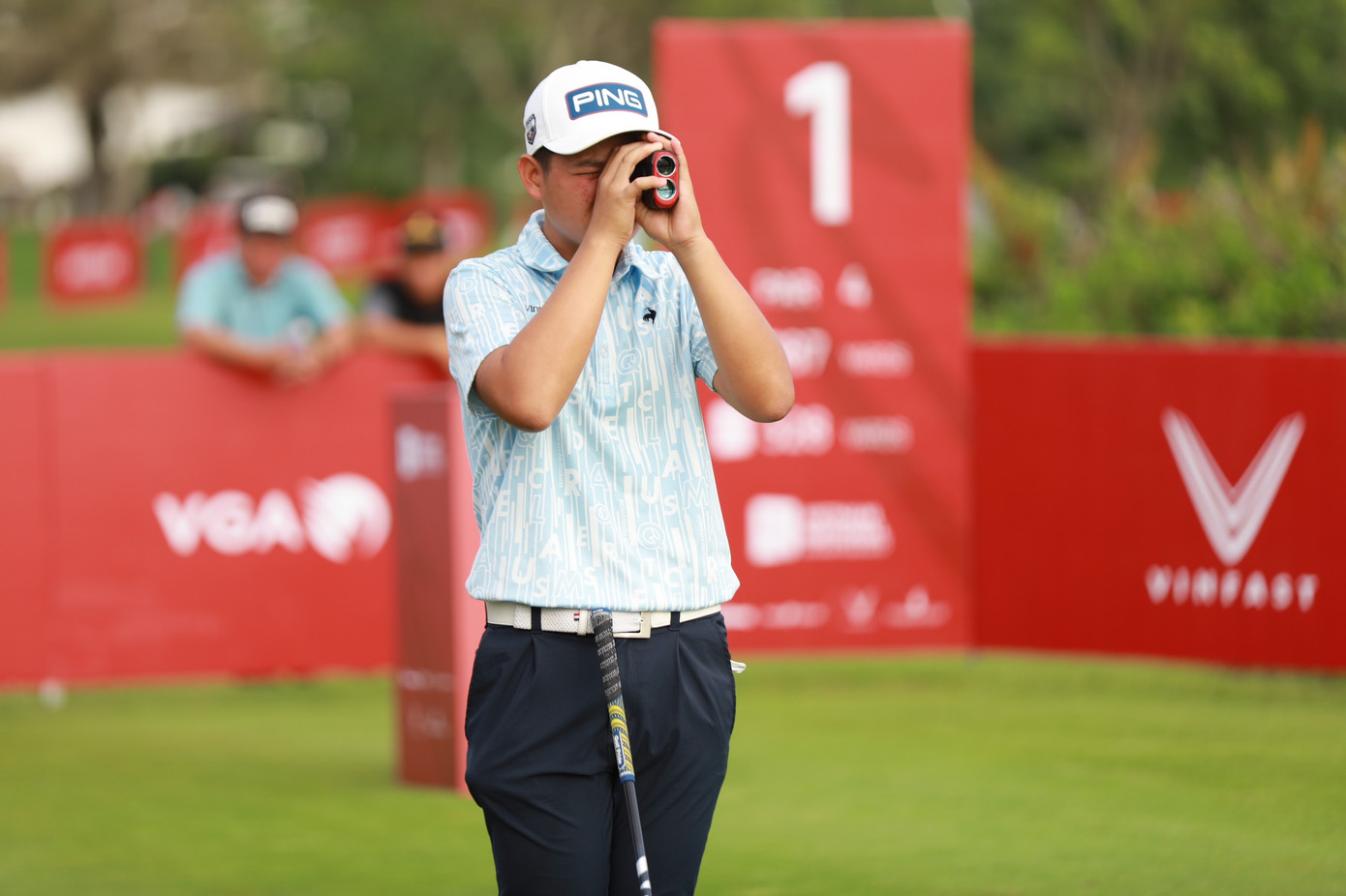 Đặng Minh cũng vào trận tại hố 1, nhưng tới 11h56 mới xuất phát.