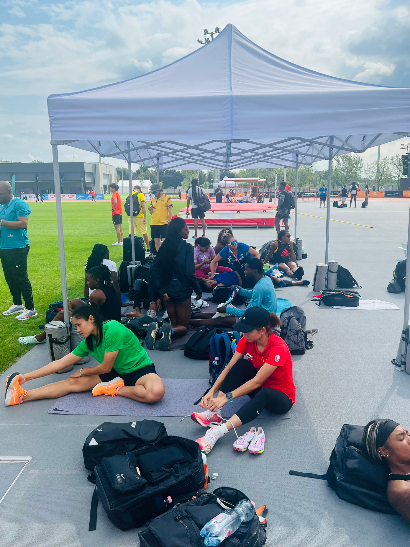 Nguyễn Thị Oanh và các VĐV tham dự Giải vô địch điền kinh thế giới 2023 tập luyện ở sân phụ, nằm trong quần thể lớn và sát ngay cạnh sân thi đấu chính.