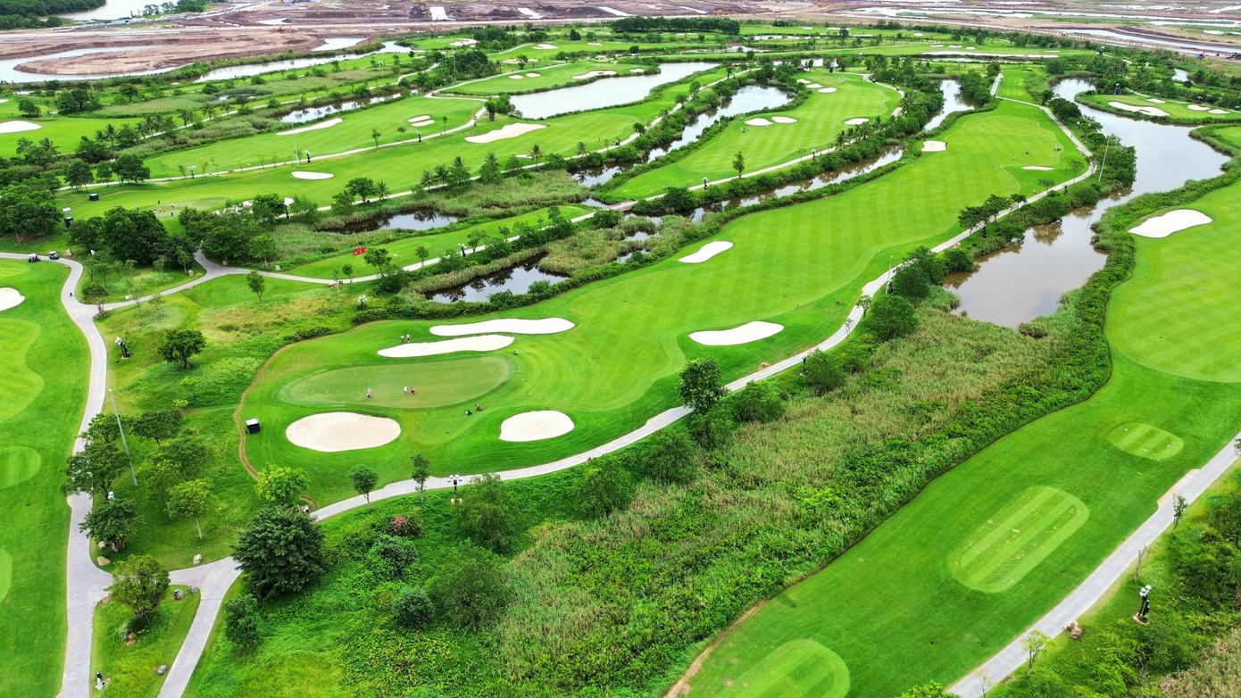 Khu vực tee box, fairway của sân golf được phủ xanh bởi nền cỏ Platinum Paspalum. Khu vực green được phủ cỏ Bermuda TifEagle nhằm đảm bảo cho chất lượng sân golf hoạt động trong điều kiện lý tưởng quanh năm.