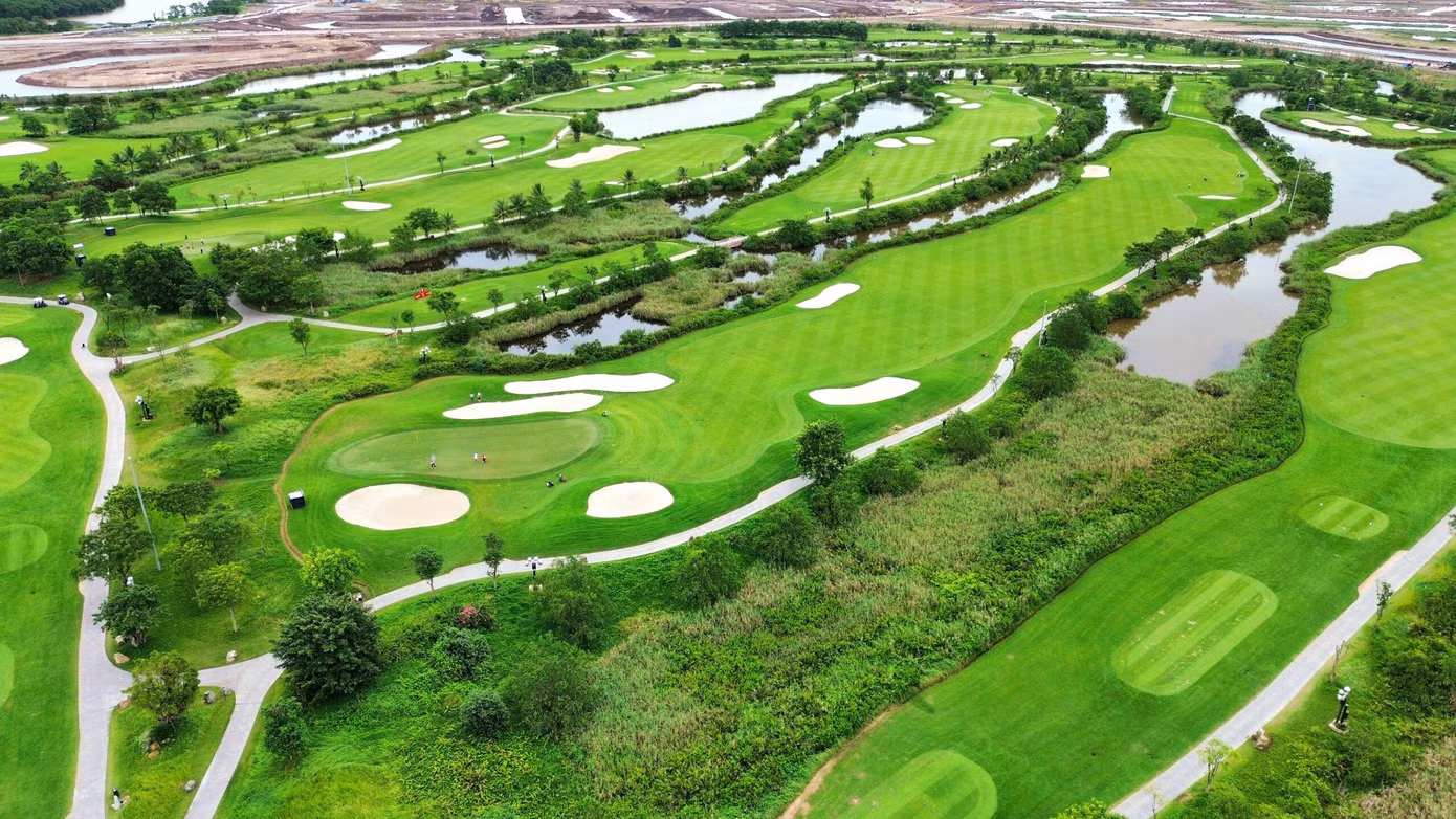 Khu vực tee box, fairway của sân golf được phủ xanh bởi nền cỏ Platinum Paspalum. Khu vực green được phủ cỏ Bermuda TifEagle nhằm đảm bảo cho chất lượng sân golf hoạt động trong điều kiện lý tưởng quanh năm.