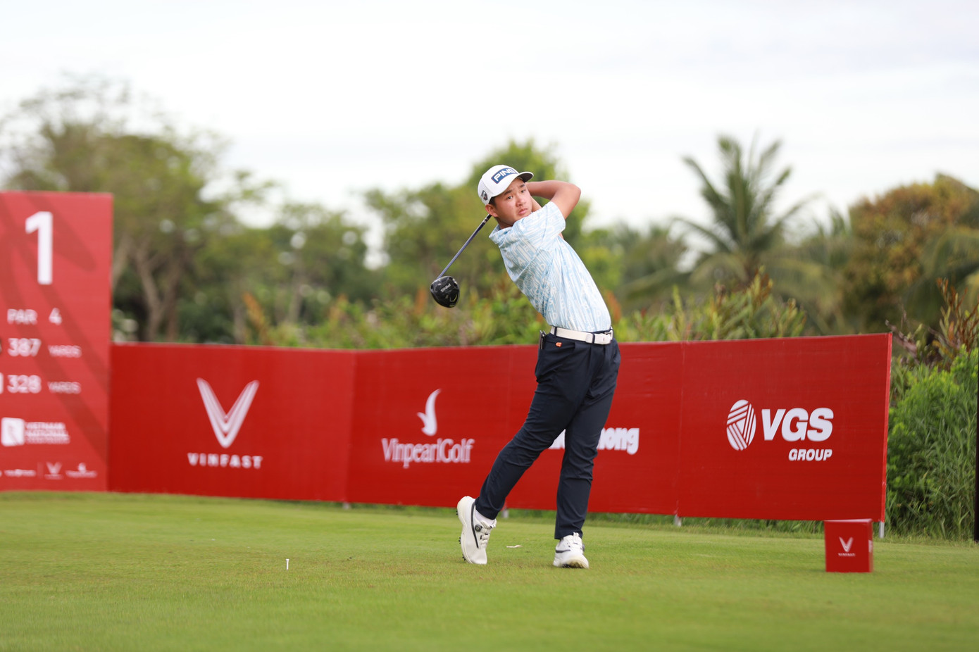 Hiện tại, Nguyễn Đặng Minh đang tạm dẫn đầu bảng xếp hạng với tổng điểm (-6). Với đà phong độ hiện tại, Anh Minh hoàn toàn có thể soán ngôi Đặng Minh khi kết thúc buổi sáng thi đấu hôm nay.