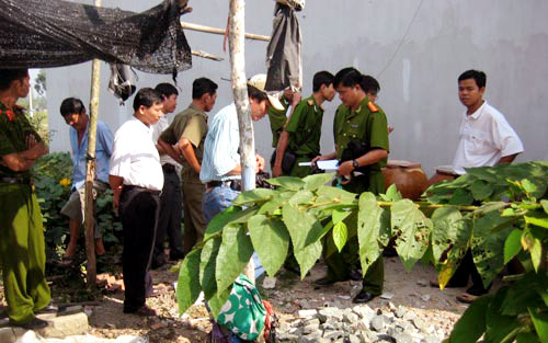 Khám nghiệm hiện trường nơi bà Trần Thúy Liễu khai đốt thử trước khi sát hại nhà báo Hoàng Hùng. Ảnh: Minh Sơn.