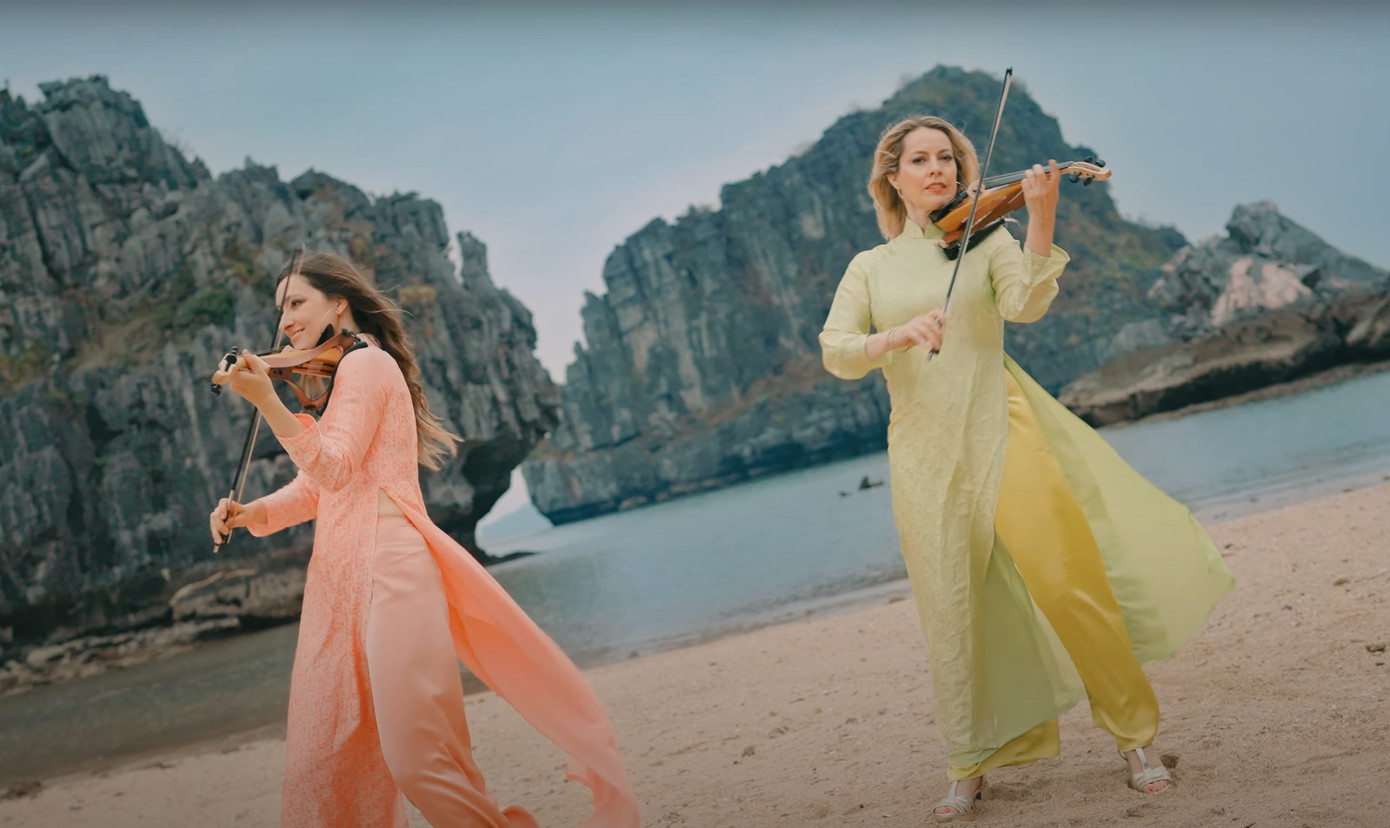 Tứ tấu Bond chơi bản nhạc huyền thoại Victory giữa di sản vịnh Hạ Long.