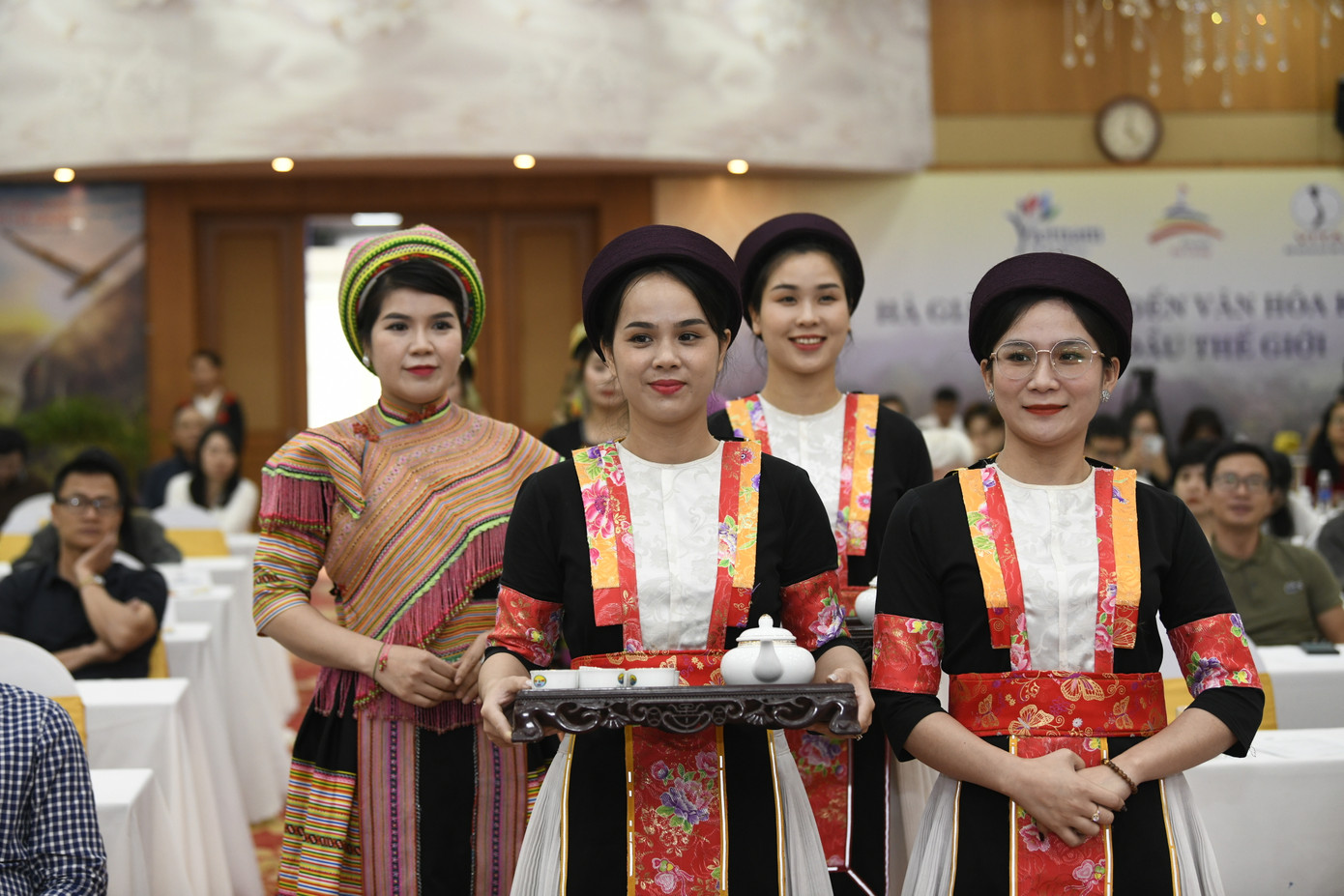 Hà Giang hút khách nhờ cảnh quan thiên nhiên hùng vĩ, con người mến khách và đặc biệt là bản sắc văn hóa. Ảnh: Như Ý Hà Giang hút khách nhờ cảnh quan thiên nhiên hùng vĩ, con người mến khách và đặc biệt là bản sắc văn hóa. Ảnh: Như Ý