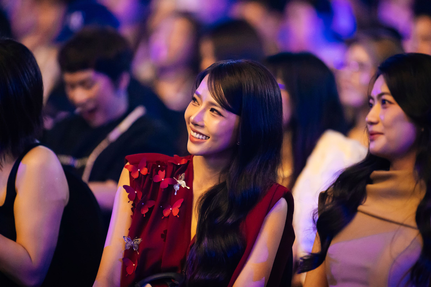 Phan Mạnh Quỳnh đảm trách phần dẫn chuyện theo lối tưng tửng riêng có, khán giả yêu nhạc và cũng yêu luôn câu chuyện hài hước của anh. Trong miền ký ức tươi sáng và rực rỡ nhất, Phan Mạnh Quỳnh dành thời gian để nịnh vợ với ca khúc Gặp gỡ yêu đương và được bên em - nằm trong chùm ca khúc ca ngợi vợ của anh. Anh cảm ơn người bạn đời vì luôn lý trí, là người vợ, người mẹ tuyệt vời nhưng cũng không quên trêu vợ vì sở thích "hóng drama".