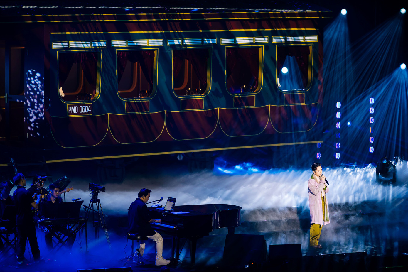 Phan Mạnh Quỳnh bê nguyên cả toa tàu lên sân khấu trong Chuyến tàu: Mùa Xuân, do Nguyễn Hữu Trung làm tổng đạo diễn, Nguyễn Hữu Vượng đảm vai trò Giám đốc âm nhạc. Ý tưởng này đã được anh sử dụng trong live concert Chuyến tàu: Mùa Đông tại TPHCM hồi tháng 1, nhằm kết nối các miền ký ức giữa Phan Mạnh Quỳnh và khán giả. Thiết kế đa tầng cùng hệ thống LED lưới tạo nên những hiệu ứng hình ảnh sinh động.