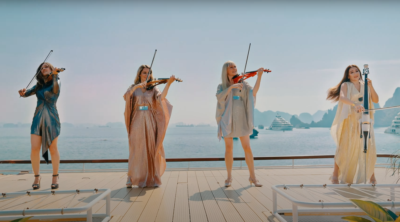 Tứ tấu Bond chơi bản nhạc huyền thoại Victory giữa di sản vịnh Hạ Long.