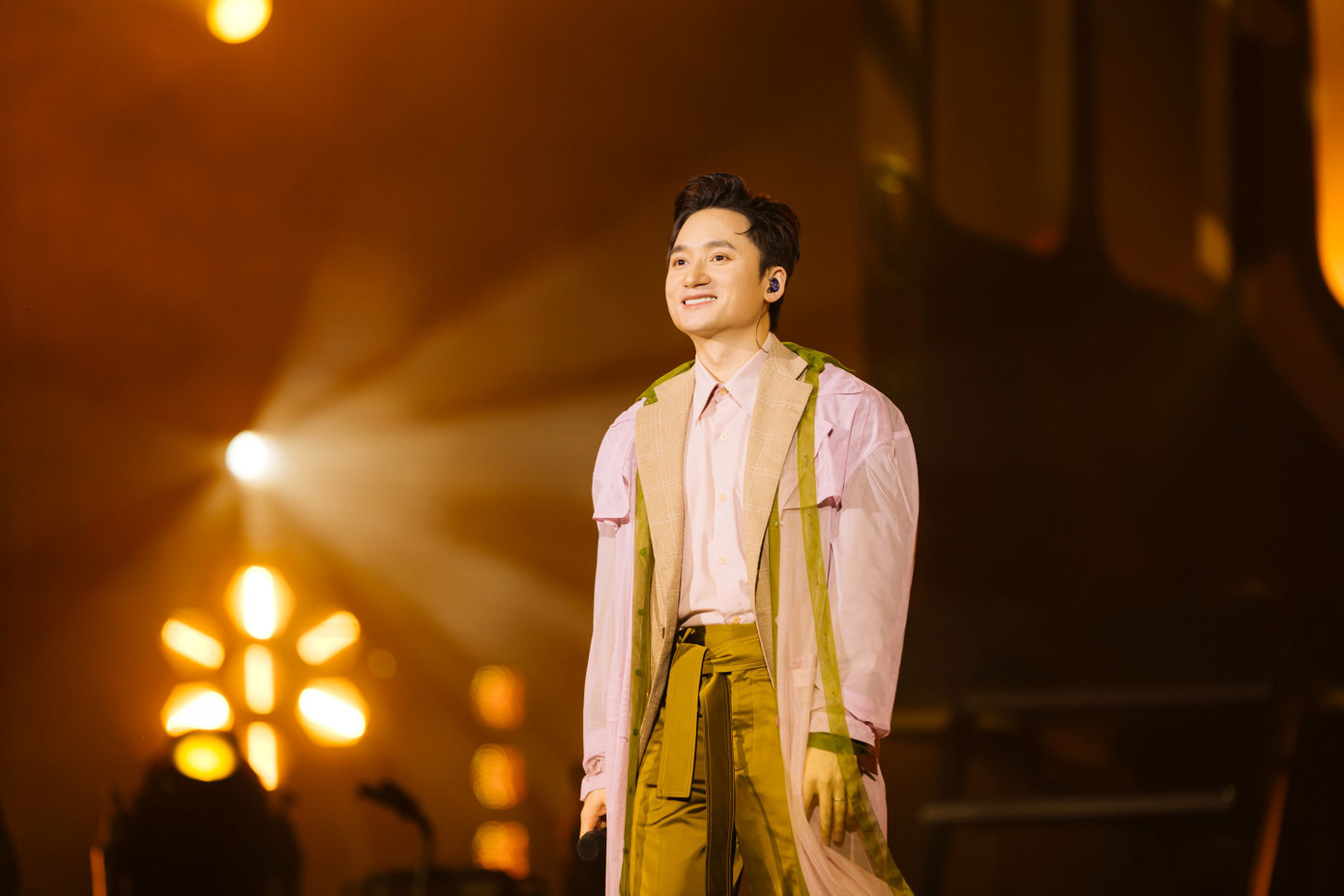 Phan Mạnh Quỳnh bê nguyên cả toa tàu lên sân khấu trong Chuyến tàu: Mùa Xuân, do Nguyễn Hữu Trung làm tổng đạo diễn, Nguyễn Hữu Vượng đảm vai trò Giám đốc âm nhạc. Ý tưởng này đã được anh sử dụng trong live concert Chuyến tàu: Mùa Đông tại TPHCM hồi tháng 1, nhằm kết nối các miền ký ức giữa Phan Mạnh Quỳnh và khán giả. Thiết kế đa tầng cùng hệ thống LED lưới tạo nên những hiệu ứng hình ảnh sinh động.