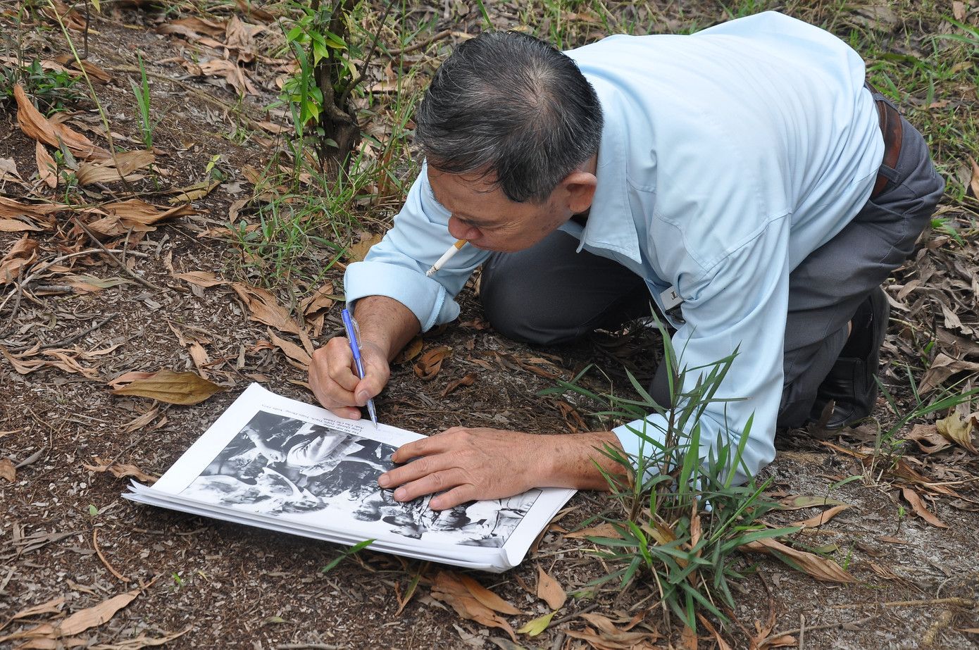 Tháng 1/2018 tại thôn Long Quang xã Triệu Trạch, Quảng Trị - chiến trường xưa nơi ông Tạo - Nghĩa từng chụp ảnh Hai người lính. Ông Nghĩa đang ký lên ảnh Tay bắt mặt mừng theo đề nghị của tác giả ảnh, trong bức này hai ông Tạo - Nghĩa cũng góp mặt. Ảnh: Chu Chí Thành. Tháng 1/2018 tại thôn Long Quang xã Triệu Trạch, Quảng Trị - chiến trường xưa nơi ông Tạo - Nghĩa từng chụp ảnh Hai người lính. Ông Nghĩa đang ký lên ảnh Tay bắt mặt mừng theo đề nghị của tác giả ảnh, trong bức này hai ông Tạo - Nghĩa cũng góp mặt. Ảnh: Chu Chí Thành.