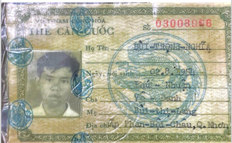 Thời niên thiếu của công dân Sài Gòn chính hiệu Bùi Trọng Nghĩa. Căn cước do thể chế Việt Nam cộng hòa cấp năm 1970 ghi tên cha “vô danh”. Ảnh tư liệu gia đình. Thời niên thiếu của công dân Sài Gòn chính hiệu Bùi Trọng Nghĩa. Căn cước do thể chế Việt Nam cộng hòa cấp năm 1970 ghi tên cha “vô danh”. Ảnh tư liệu gia đình.