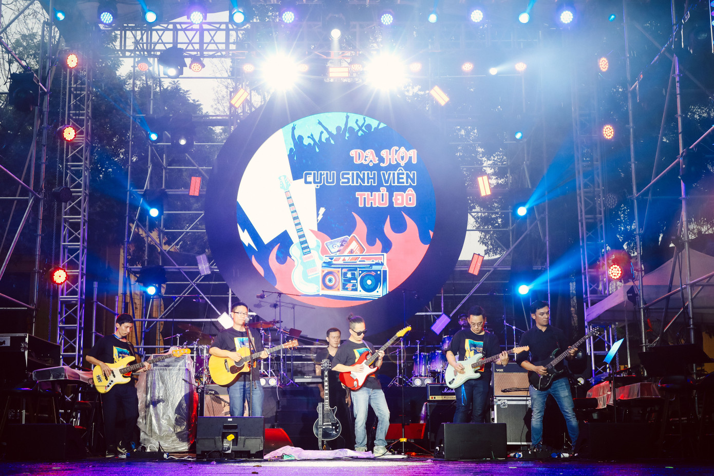 Dạ hội cựu sinh viên Thủ đô gợi nhớ những đêm nhạc bất tận của những năm 1990.