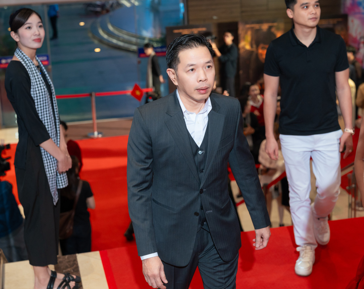 Diễn viên Thái Hòa cho rằng Địa đạo có lẽ là bộ phim đặc biệt nhất đối với anh đến thời điểm hiện tại. Là người con Hà Nội nhưng diễn viên Hồ Thu Anh đã quyết tâm tham gia dự án ngay khi biết về bộ phim đặc biệt này. "May mắn lớn nhất của tôi là được gặp gỡ, sinh sống cùng các cô chú cựu chiến binh - đã truyền lửa để tôi hiểu, chiến tranh không chỉ có bom đạn, mà còn là tình người, tình đồng đội và tình yêu”, Thu Anh nói. Diễn viên Thái Hòa cho rằng Địa đạo có lẽ là bộ phim đặc biệt nhất đối với anh đến thời điểm hiện tại. Là người con Hà Nội nhưng diễn viên Hồ Thu Anh đã quyết tâm tham gia dự án ngay khi biết về bộ phim đặc biệt này. "May mắn lớn nhất của tôi là được gặp gỡ, sinh sống cùng các cô chú cựu chiến binh - đã truyền lửa để tôi hiểu, chiến tranh không chỉ có bom đạn, mà còn là tình người, tình đồng đội và tình yêu”, Thu Anh nói.