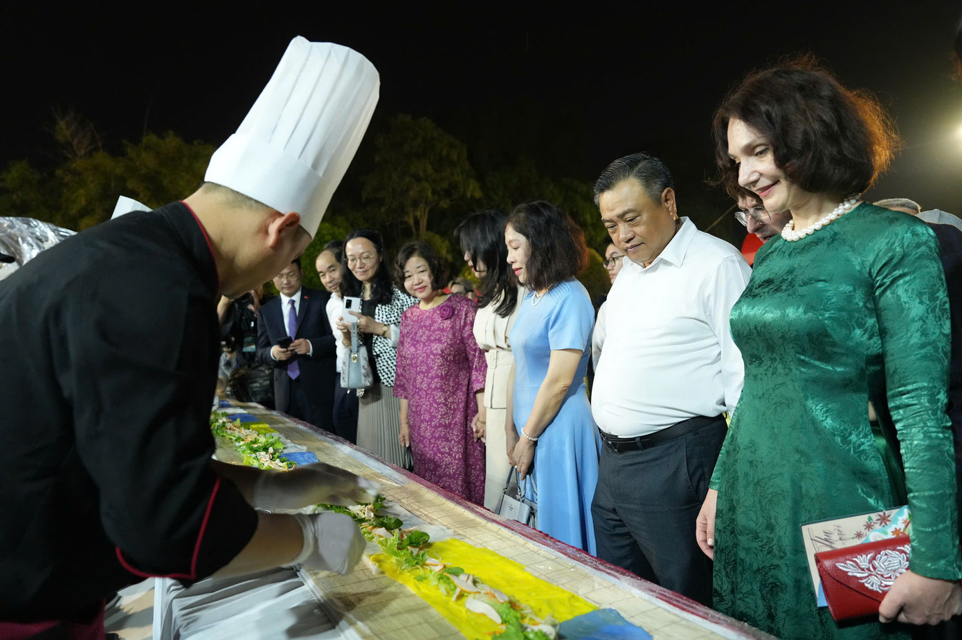 Chủ tịch UBND TP Hà Nội Trần Sỹ Thanh cùng đại biểu khám phá phở di sản. Ảnh: Duy Khánh - Nghiêm Huê Chủ tịch UBND TP Hà Nội Trần Sỹ Thanh cùng đại biểu khám phá phở di sản. Ảnh: Duy Khánh - Nghiêm Huê