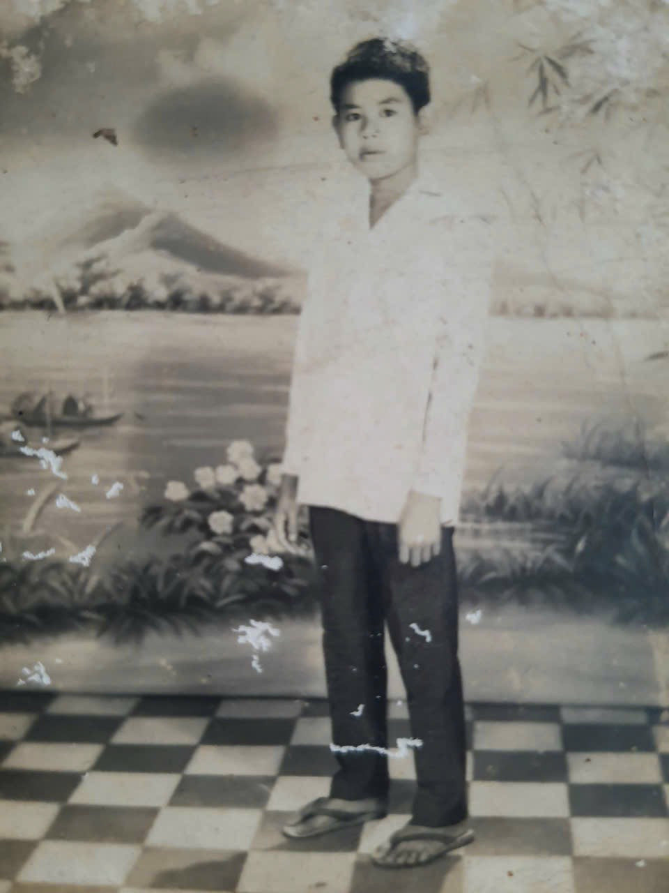 Thời niên thiếu của công dân Sài Gòn chính hiệu Bùi Trọng Nghĩa. Căn cước do thể chế Việt Nam cộng hòa cấp năm 1970 ghi tên cha “vô danh”. Ảnh tư liệu gia đình. Thời niên thiếu của công dân Sài Gòn chính hiệu Bùi Trọng Nghĩa. Căn cước do thể chế Việt Nam cộng hòa cấp năm 1970 ghi tên cha “vô danh”. Ảnh tư liệu gia đình.