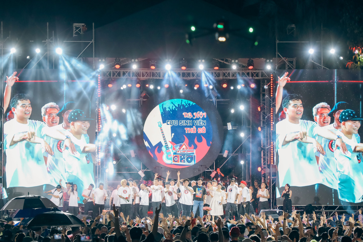 Dạ hội cựu sinh viên Thủ đô gợi nhớ những đêm nhạc bất tận của những năm 1990.