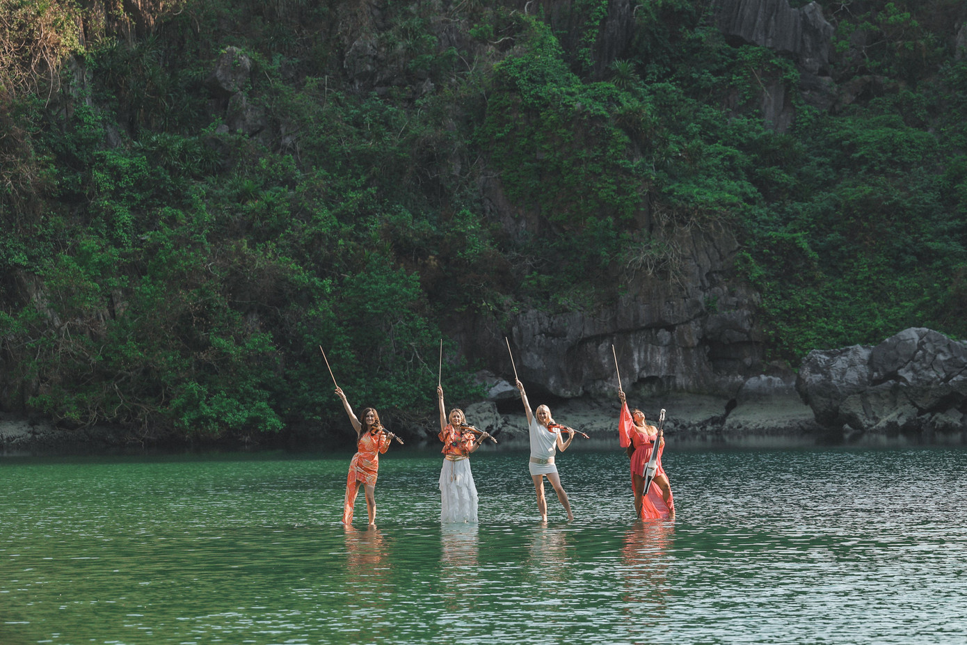 Tứ tấu Bond chơi bản nhạc huyền thoại Victory giữa di sản vịnh Hạ Long.