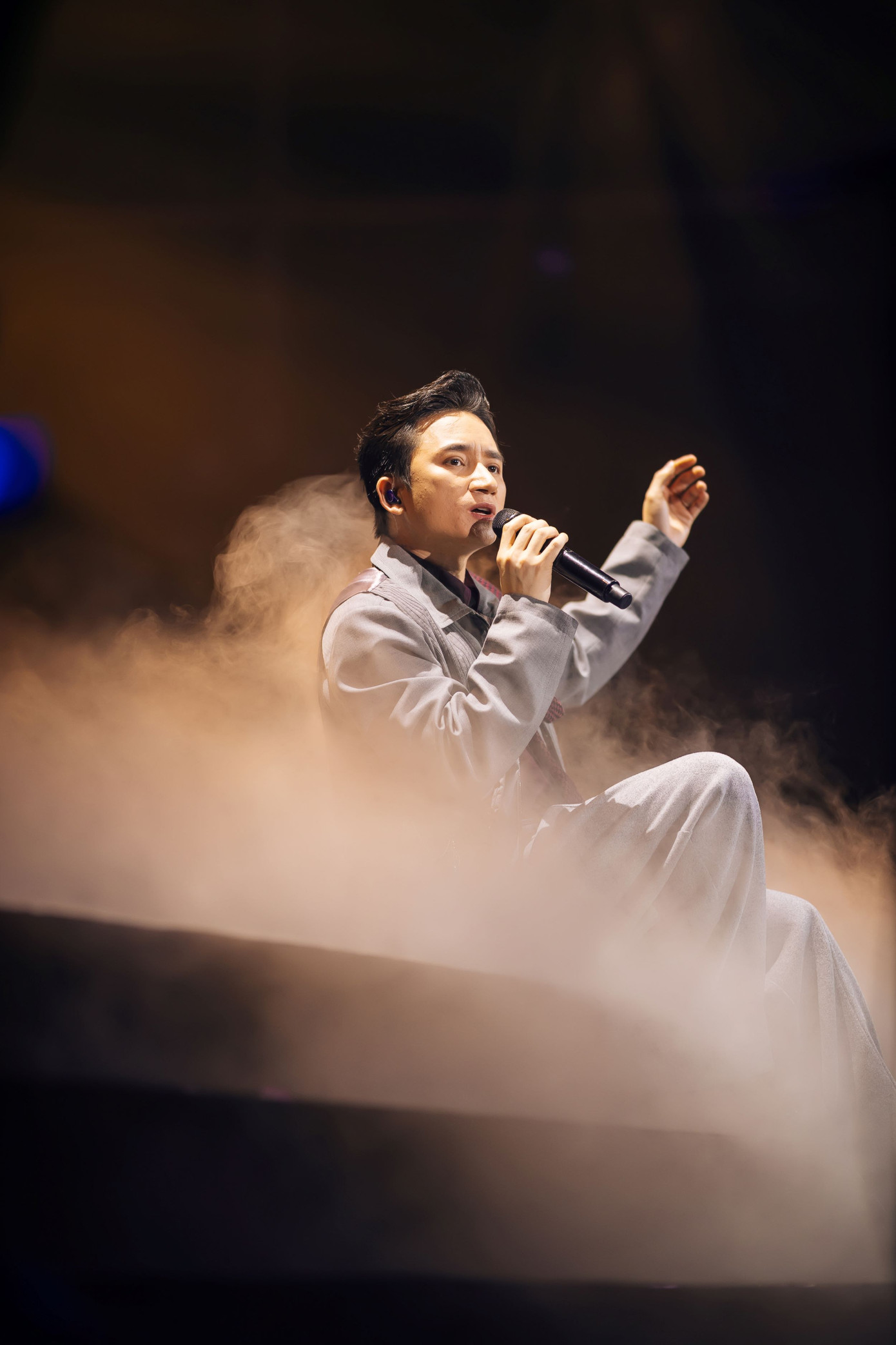 Phan Mạnh Quỳnh bê nguyên cả toa tàu lên sân khấu trong Chuyến tàu: Mùa Xuân, do Nguyễn Hữu Trung làm tổng đạo diễn, Nguyễn Hữu Vượng đảm vai trò Giám đốc âm nhạc. Ý tưởng này đã được anh sử dụng trong live concert Chuyến tàu: Mùa Đông tại TPHCM hồi tháng 1, nhằm kết nối các miền ký ức giữa Phan Mạnh Quỳnh và khán giả. Thiết kế đa tầng cùng hệ thống LED lưới tạo nên những hiệu ứng hình ảnh sinh động.