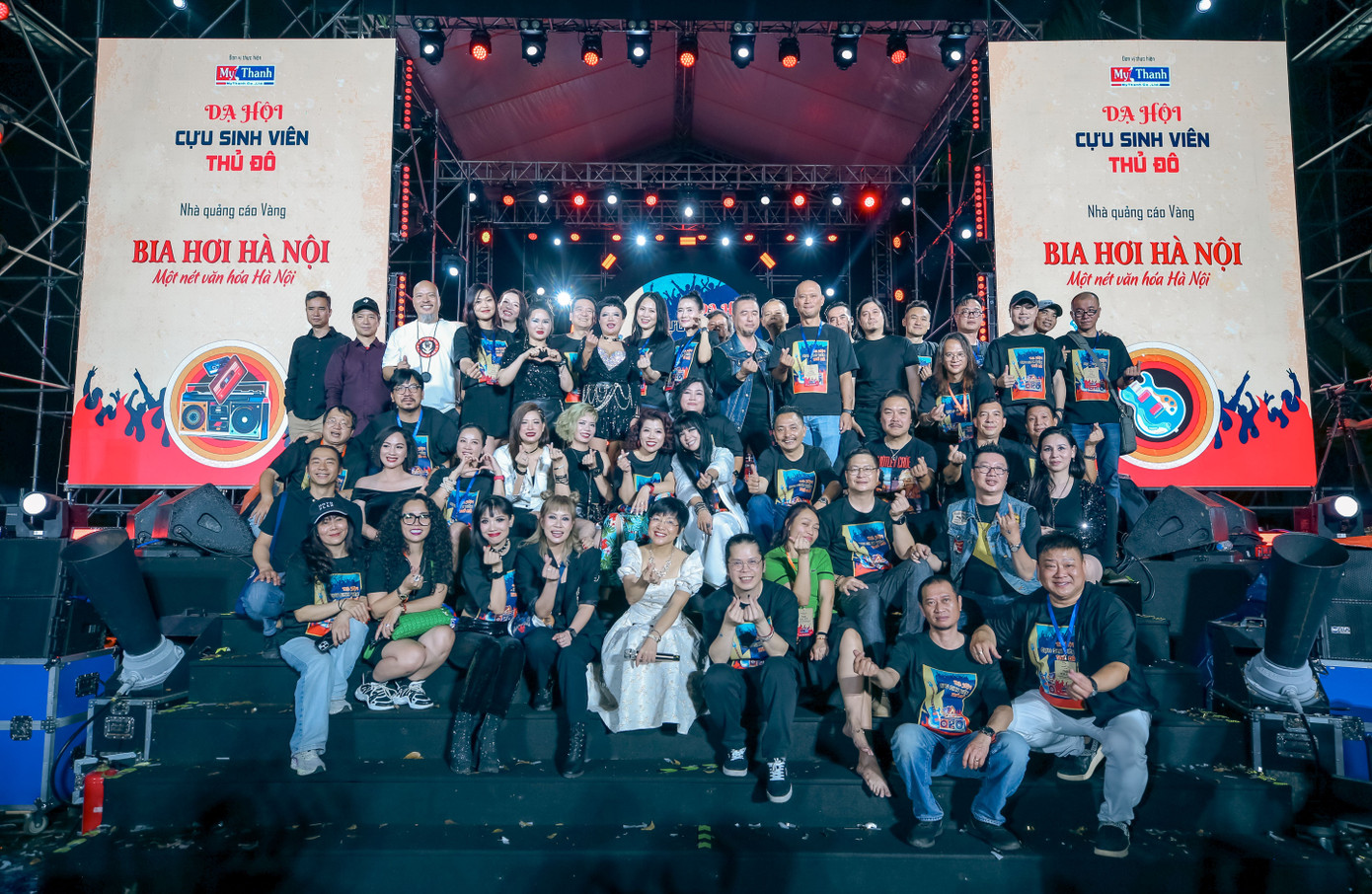 Những lon bia mát lạnh của nhà tài trợ Bia Hơi Hà Nội như tiếp thêm sự hào hứng cho khán giả.