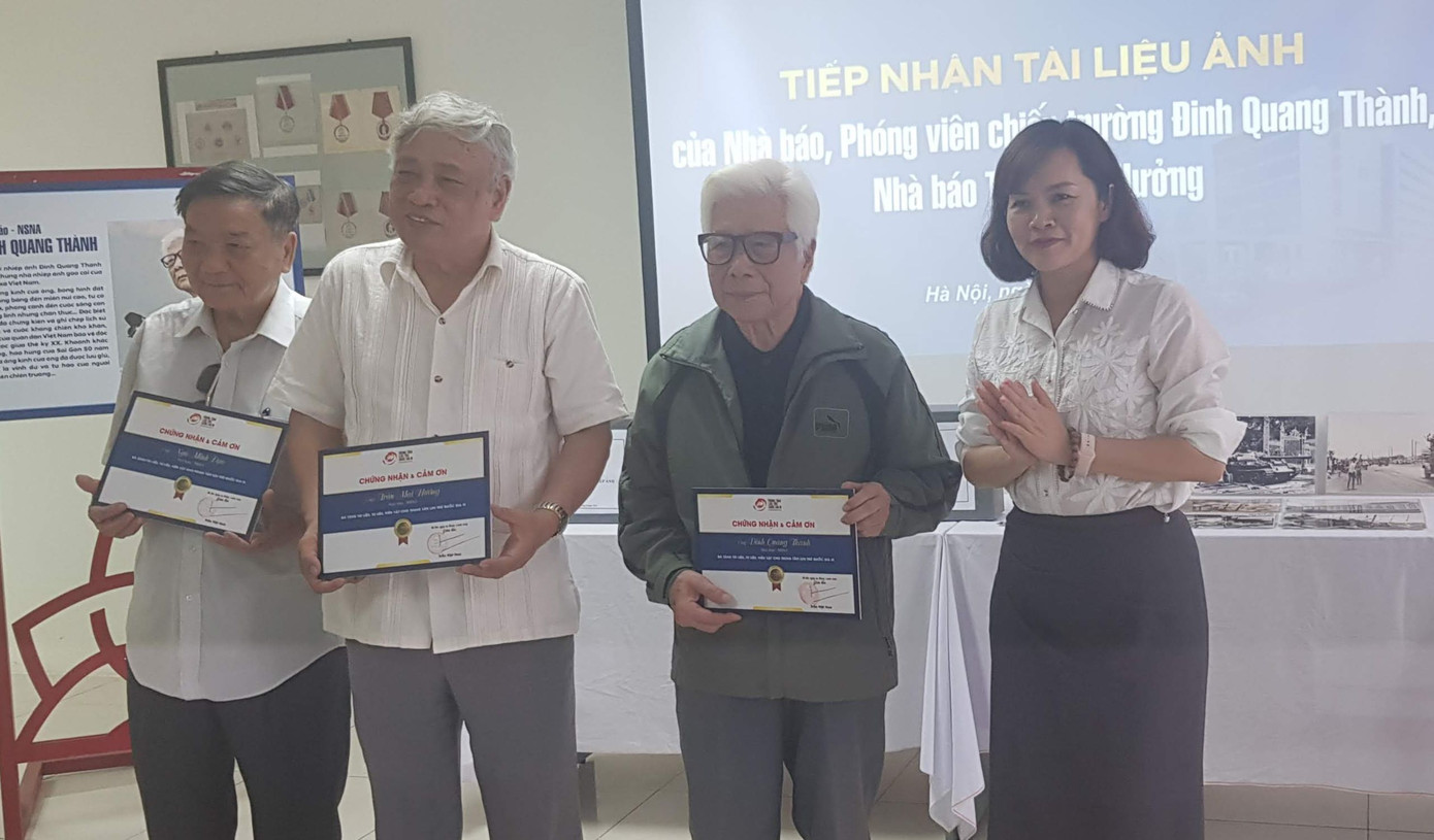 Các nhà báo Ngô Minh Đạo, Trần Mai Hưởng, Đinh Quang Thành (từ trái sang) trong Lễ trao tặng những bức ảnh tư liệu tại Trung tâm Lưu trữ Quốc gia III. Ảnh: Kiến Nghĩa