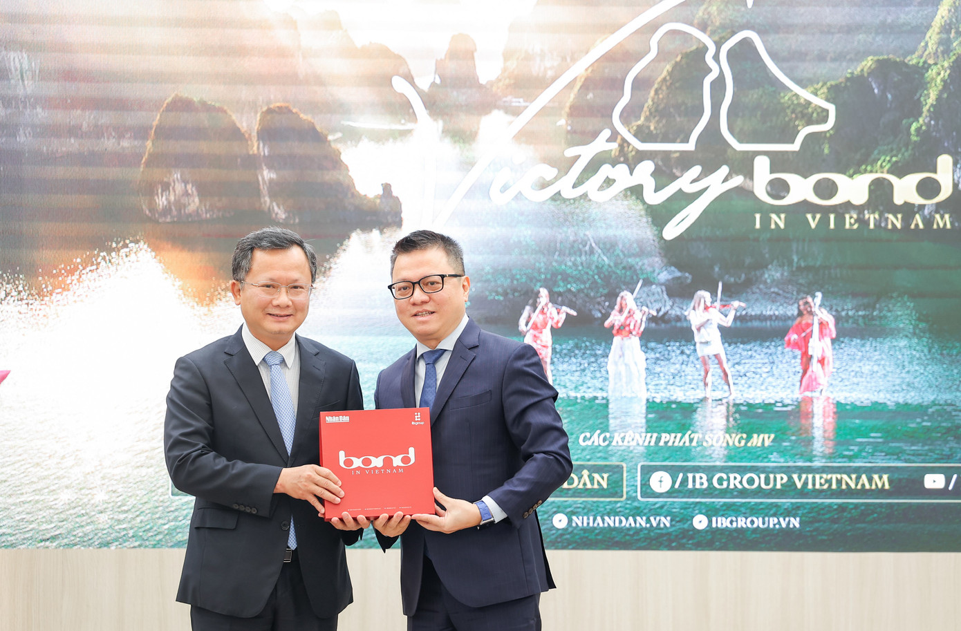 Ông Lê Quốc Minh trao sản phẩm đặc biệt quảng bá du lịch cho lãnh đạo UBND tỉnh Quảng Ninh (ảnh trái) và đại diện một số hãng hàng không, lữ hành.