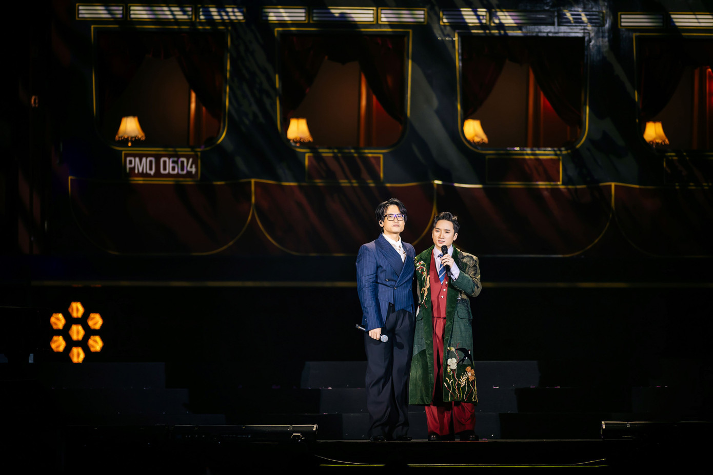 Hà Anh Tuấn là khách mời cuối cùng xuất hiện trên sân khấu, cũng là người từng đưa Phan Mạnh Quỳnh đến với sân khấu lớn đầu tiên năm 2018. Phần song ca Nước ngoài và Xuân thì trở thành điểm nhấn bùng nổ trong đêm nhạc Chuyến tàu: Mùa Xuân. “Gần 10 năm đi qua, âm nhạc của Phan Mạnh Quỳnh bền bỉ đến hôm nay”, Hà Anh Tuấn nói. Anh hát liền ba ca khúc Cô gái và cây dương cầm, Thương em, Hoa hồng và dành lời có cánh cho đàn em. Hà Anh Tuấn cho rằng sáng tác của Phan Mạnh Quỳnh hay, sâu sắc bởi Phan Mạnh Quỳnh đã thưởng thức cả những nỗi đau, nỗi buồn trong cuộc đời mình rồi biến nó thành chất liệu để sáng tác.