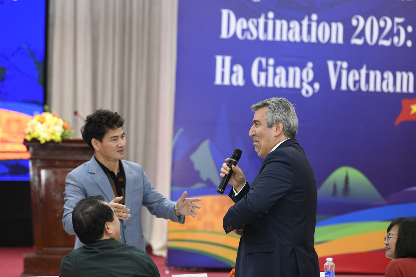 NSND Xuân Bắc truyền cảm hứng tới hàng trăm đại biểu tại diễn đàn quảng bá hình ảnh Hà Giang. Ảnh: Như Ý. NSND Xuân Bắc truyền cảm hứng tới hàng trăm đại biểu tại diễn đàn quảng bá hình ảnh Hà Giang. Ảnh: Như Ý.