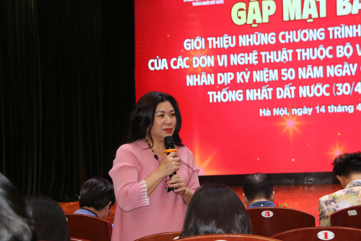 Đại diện các đơn vị nghệ thuật thuộc Bộ VHTTDL giới thiệu về chuỗi chương trình kỷ niệm. Đại diện các đơn vị nghệ thuật thuộc Bộ VHTTDL giới thiệu về chuỗi chương trình kỷ niệm.