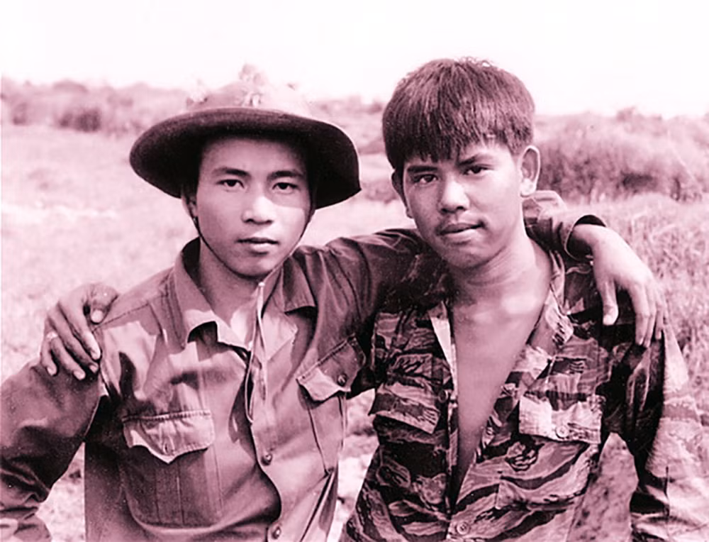 Nhà văn Bảo Ninh (ảnh phải): “Hai người lính theo tôi là câu chuyện hay nhất đẹp nhất về sự hòa giải. Chủ tịch Hội Nhà văn Nguyễn Quang Thiều nói hòa hợp hòa giải là câu chuyện lớn của thời đại. Lớn lao và cực kỳ gian khó, muôn ngàn trắc trở. Cho nên tôi không thể bàn luận nhiều vì không thể giãi bày hết được nỗi thất vọng và niềm hy vọng trong lòng mình bấy nhiêu năm qua về câu chuyện này”.