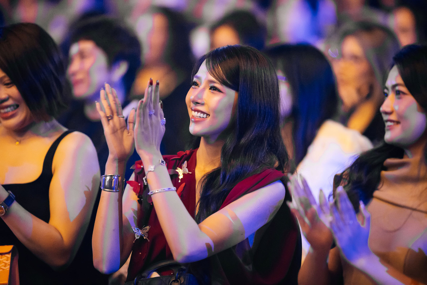 Phan Mạnh Quỳnh đảm trách phần dẫn chuyện theo lối tưng tửng riêng có, khán giả yêu nhạc và cũng yêu luôn câu chuyện hài hước của anh. Trong miền ký ức tươi sáng và rực rỡ nhất, Phan Mạnh Quỳnh dành thời gian để nịnh vợ với ca khúc Gặp gỡ yêu đương và được bên em - nằm trong chùm ca khúc ca ngợi vợ của anh. Anh cảm ơn người bạn đời vì luôn lý trí, là người vợ, người mẹ tuyệt vời nhưng cũng không quên trêu vợ vì sở thích "hóng drama".