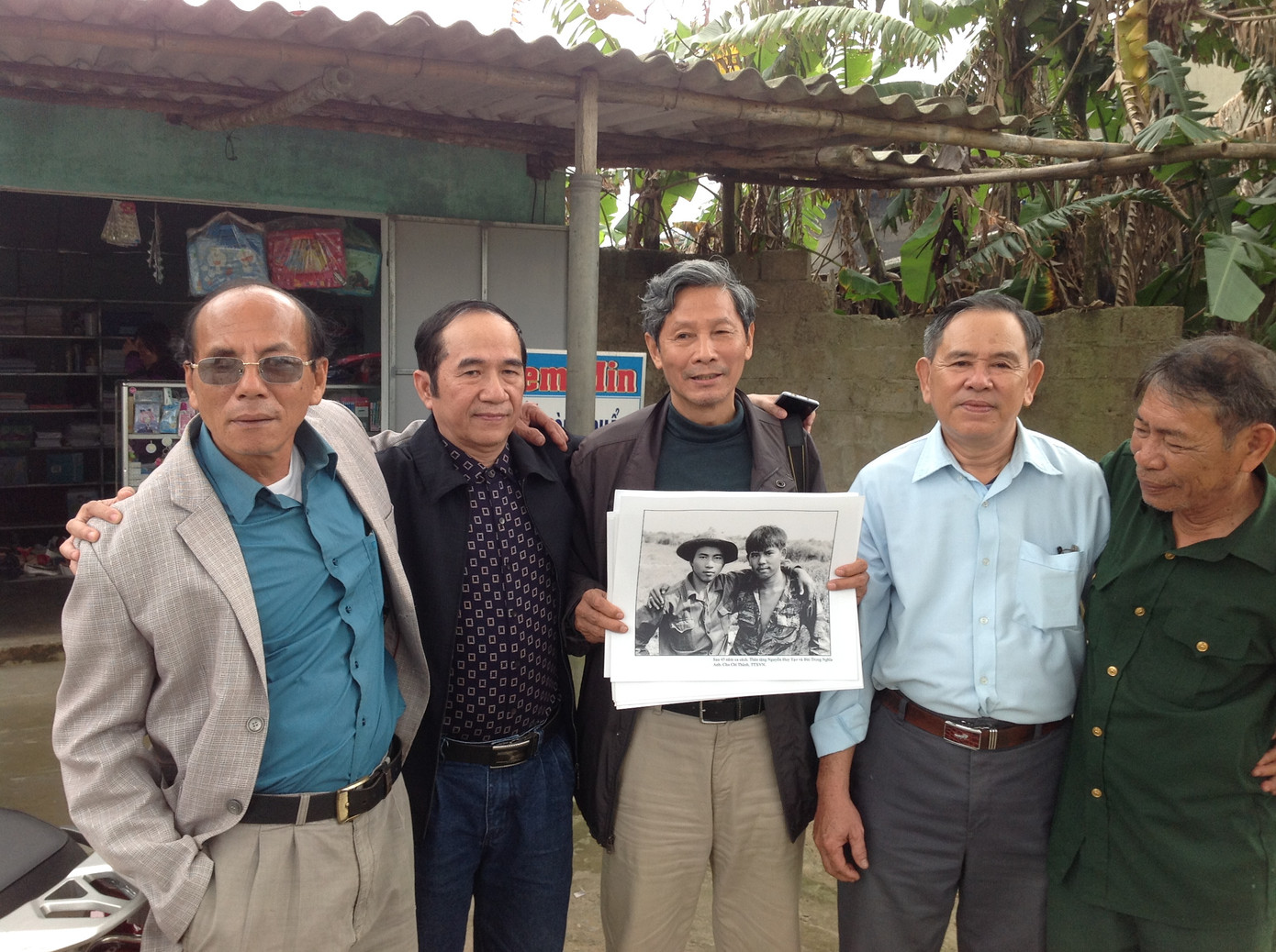Bức ảnh hội ngộ nhân 45 năm Hiệp định Paris, từ phải qua: ông Phan Tư Kỳ nguyên xã đội trưởng thời điểm 1972-1973 của xã anh hùng Triệu Trạch, Quảng Trị, người lính Sài Gòn Bùi Trọng Nghĩa, tác giả ảnh Chu Chí Thành, anh bộ đội Nguyễn Huy Tạo, cựu du kích Lê Quốc Thạnh sau hòa bình làm Chủ tịch xã, Bí thư Đảng ủy xã Triệu Trạch. Ảnh: D.P.V Bức ảnh hội ngộ nhân 45 năm Hiệp định Paris, từ phải qua: ông Phan Tư Kỳ nguyên xã đội trưởng thời điểm 1972-1973 của xã anh hùng Triệu Trạch, Quảng Trị, người lính Sài Gòn Bùi Trọng Nghĩa, tác giả ảnh Chu Chí Thành, anh bộ đội Nguyễn Huy Tạo, cựu du kích Lê Quốc Thạnh sau hòa bình làm Chủ tịch xã, Bí thư Đảng ủy xã Triệu Trạch. Ảnh: D.P.V