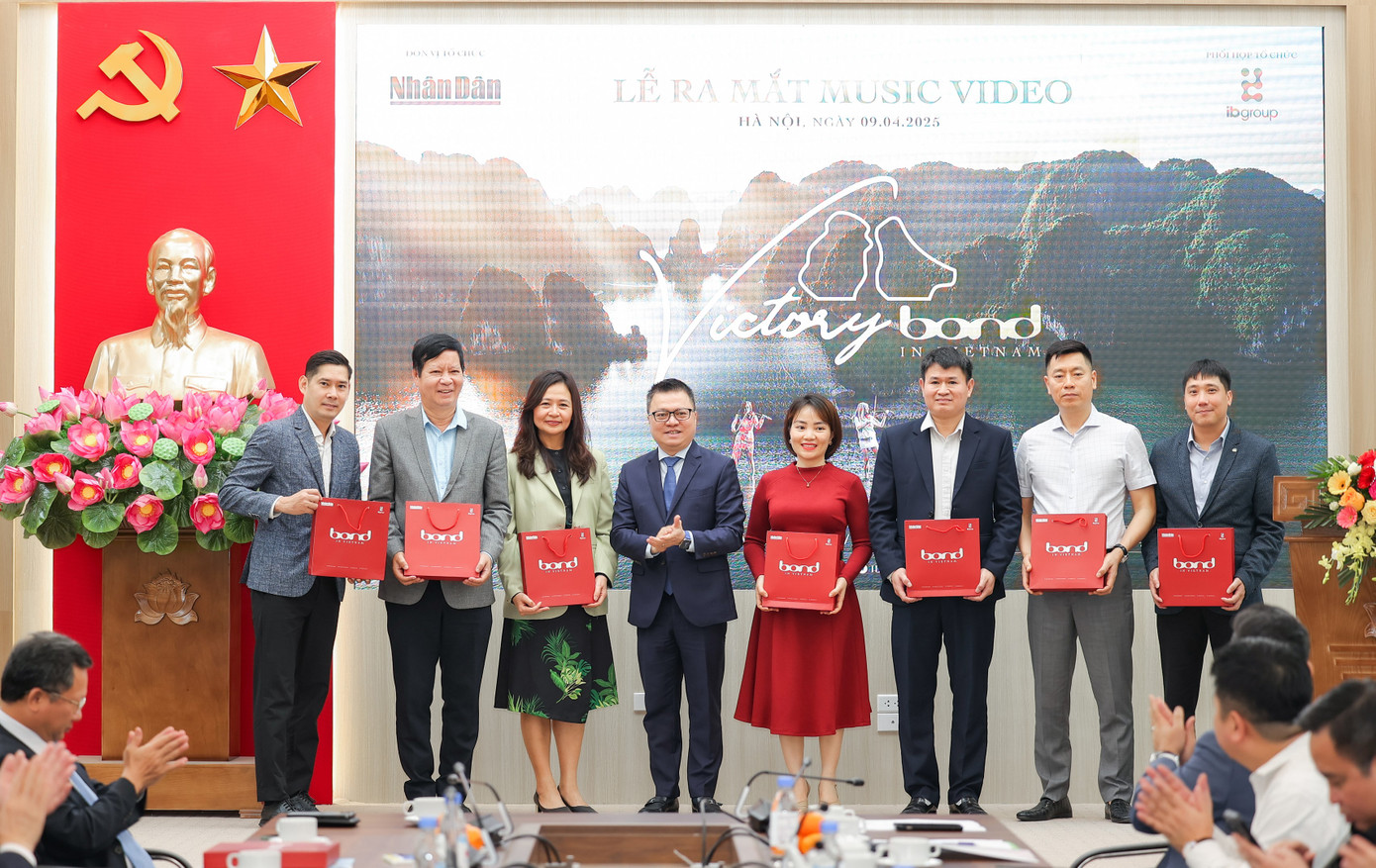 Ông Lê Quốc Minh trao sản phẩm đặc biệt quảng bá du lịch cho lãnh đạo UBND tỉnh Quảng Ninh (ảnh trái) và đại diện một số hãng hàng không, lữ hành.