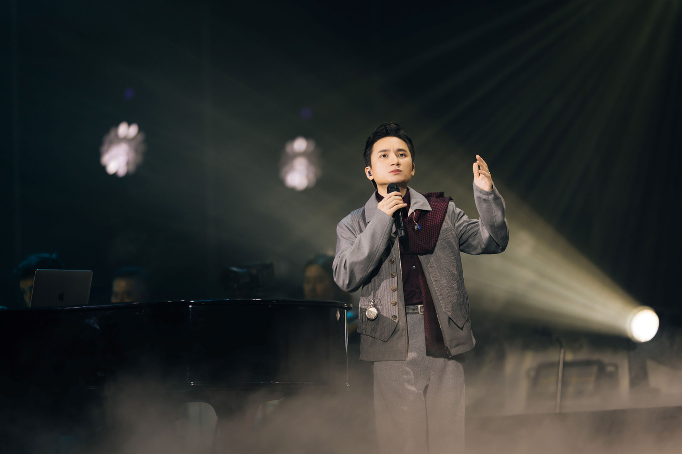 Mở đầu Chuyến tàu: Mùa Xuân với Ngày chưa giông bão - ca khúc nhạc phim Người bất tử - Phan Mạnh Quỳnh gửi lời chào và cảm ơn khán giả Hà Nội. Anh bung giọng với một loạt hit: Ai cũng có ngày xưa, Con tim tan vỡ, Từ đó - Tôi chỉ muốn nói - Hà Lan (nhạc phim Mắt biếc). Khán giả cũng nghe lại những ca khúc khi Phan Mạnh Quỳnh mới bước vào nghiệp sáng tác như Anh ghét em làm bạn - Em chưa từng biết - Góc khuất sau hạnh phúc - Lời từ trái tim anh.