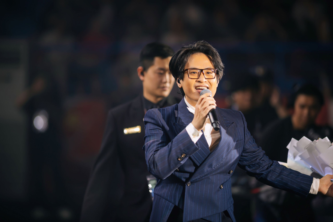 Hà Anh Tuấn là khách mời cuối cùng xuất hiện trên sân khấu, cũng là người từng đưa Phan Mạnh Quỳnh đến với sân khấu lớn đầu tiên năm 2018. Phần song ca Nước ngoài và Xuân thì trở thành điểm nhấn bùng nổ trong đêm nhạc Chuyến tàu: Mùa Xuân. “Gần 10 năm đi qua, âm nhạc của Phan Mạnh Quỳnh bền bỉ đến hôm nay”, Hà Anh Tuấn nói. Anh hát liền ba ca khúc Cô gái và cây dương cầm, Thương em, Hoa hồng và dành lời có cánh cho đàn em. Hà Anh Tuấn cho rằng sáng tác của Phan Mạnh Quỳnh hay, sâu sắc bởi Phan Mạnh Quỳnh đã thưởng thức cả những nỗi đau, nỗi buồn trong cuộc đời mình rồi biến nó thành chất liệu để sáng tác.