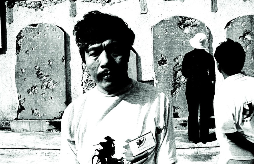 Nhà văn Bảo Ninh (ảnh phải): “Hai người lính theo tôi là câu chuyện hay nhất đẹp nhất về sự hòa giải. Chủ tịch Hội Nhà văn Nguyễn Quang Thiều nói hòa hợp hòa giải là câu chuyện lớn của thời đại. Lớn lao và cực kỳ gian khó, muôn ngàn trắc trở. Cho nên tôi không thể bàn luận nhiều vì không thể giãi bày hết được nỗi thất vọng và niềm hy vọng trong lòng mình bấy nhiêu năm qua về câu chuyện này”. Nhà văn Bảo Ninh (ảnh phải): “Hai người lính theo tôi là câu chuyện hay nhất đẹp nhất về sự hòa giải. Chủ tịch Hội Nhà văn Nguyễn Quang Thiều nói hòa hợp hòa giải là câu chuyện lớn của thời đại. Lớn lao và cực kỳ gian khó, muôn ngàn trắc trở. Cho nên tôi không thể bàn luận nhiều vì không thể giãi bày hết được nỗi thất vọng và niềm hy vọng trong lòng mình bấy nhiêu năm qua về câu chuyện này”.