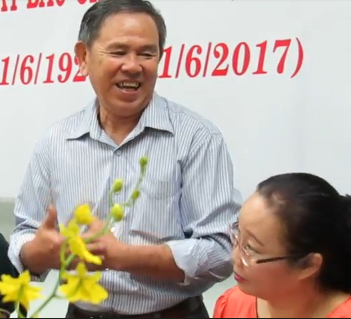 Ông Nghĩa tại Ban đại diện báo Tiền Phong, TP Hồ Chí Minh 22/6/2017 (trái) và Quảng Trị tháng 1/2018 đọc bài viết về mình: Tết vui của người lính Sài Gòn trong ảnh Hai người lính. Ông Nghĩa tại Ban đại diện báo Tiền Phong, TP Hồ Chí Minh 22/6/2017 (trái) và Quảng Trị tháng 1/2018 đọc bài viết về mình: Tết vui của người lính Sài Gòn trong ảnh Hai người lính.