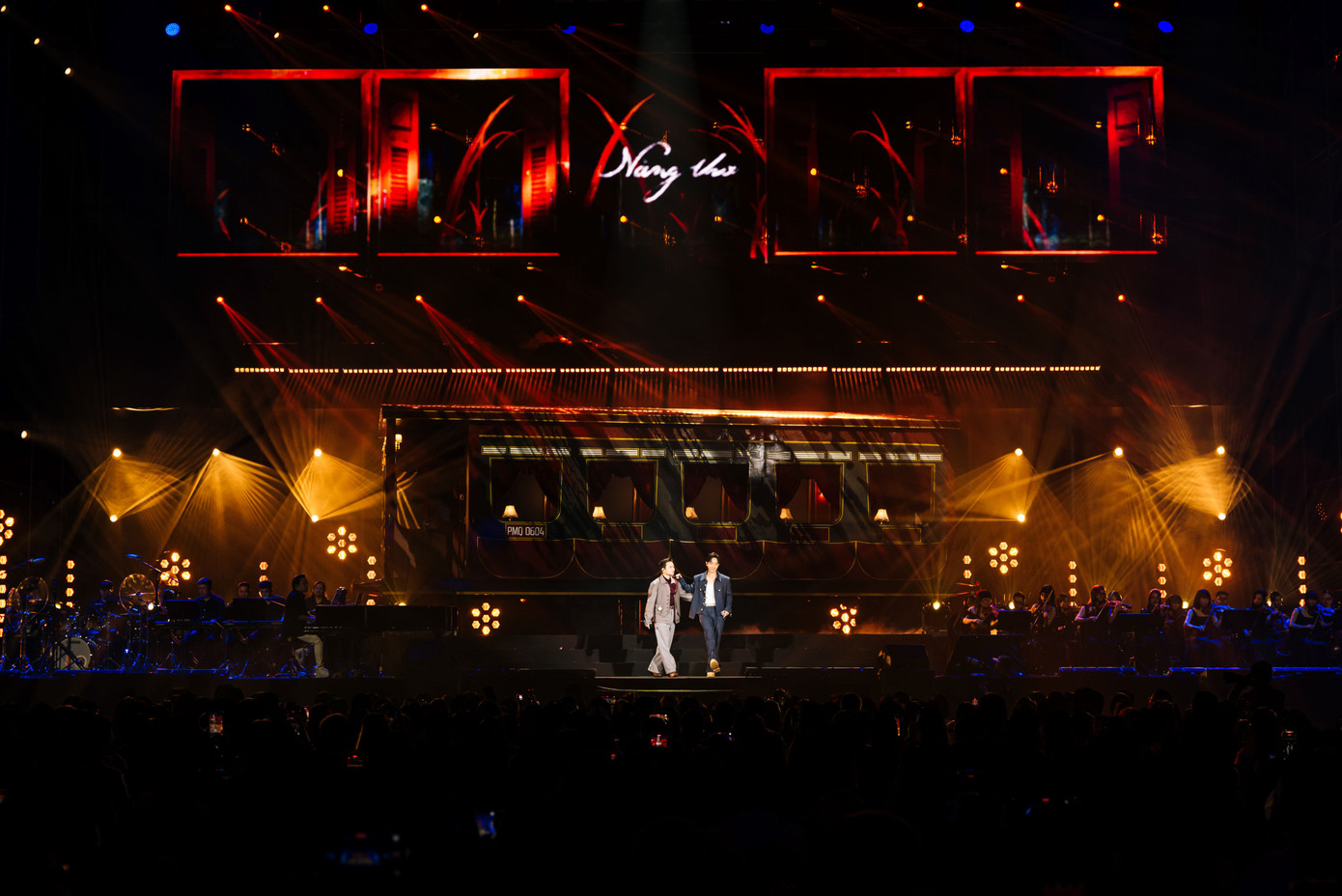 Hoàng Dũng lần đầu tiên kết hợp cùng Phan Mạnh Quỳnh trong bản mashup Sao cha không - Đi đâu để thấy hoa bay - hai ca khúc lần lượt do Phan Mạnh Quỳnh và Hoàng Dũng sáng tác. Hoàng Dũng nói rằng những sáng tác của Phan Mạnh Quỳnh luôn khiến anh cảm thấy mình cần phải cố gắng hơn. Phan Mạnh Quỳnh khen ca từ, giai điệu của Hoàng Dũng quá tinh tế, mang đến màu sắc và không khí lãng mạn cho concert Chuyến tàu: Mùa xuân. Sau khi dành cho nhau những lời có cánh, cả hai hòa giọng Nàng thơ. Dũng nói vui rất muốn hát nhiều ca khúc khác nhưng chỉ được giao solo Khi người mình yêu khóc và Nhạt của Phan Mạnh Quỳnh.