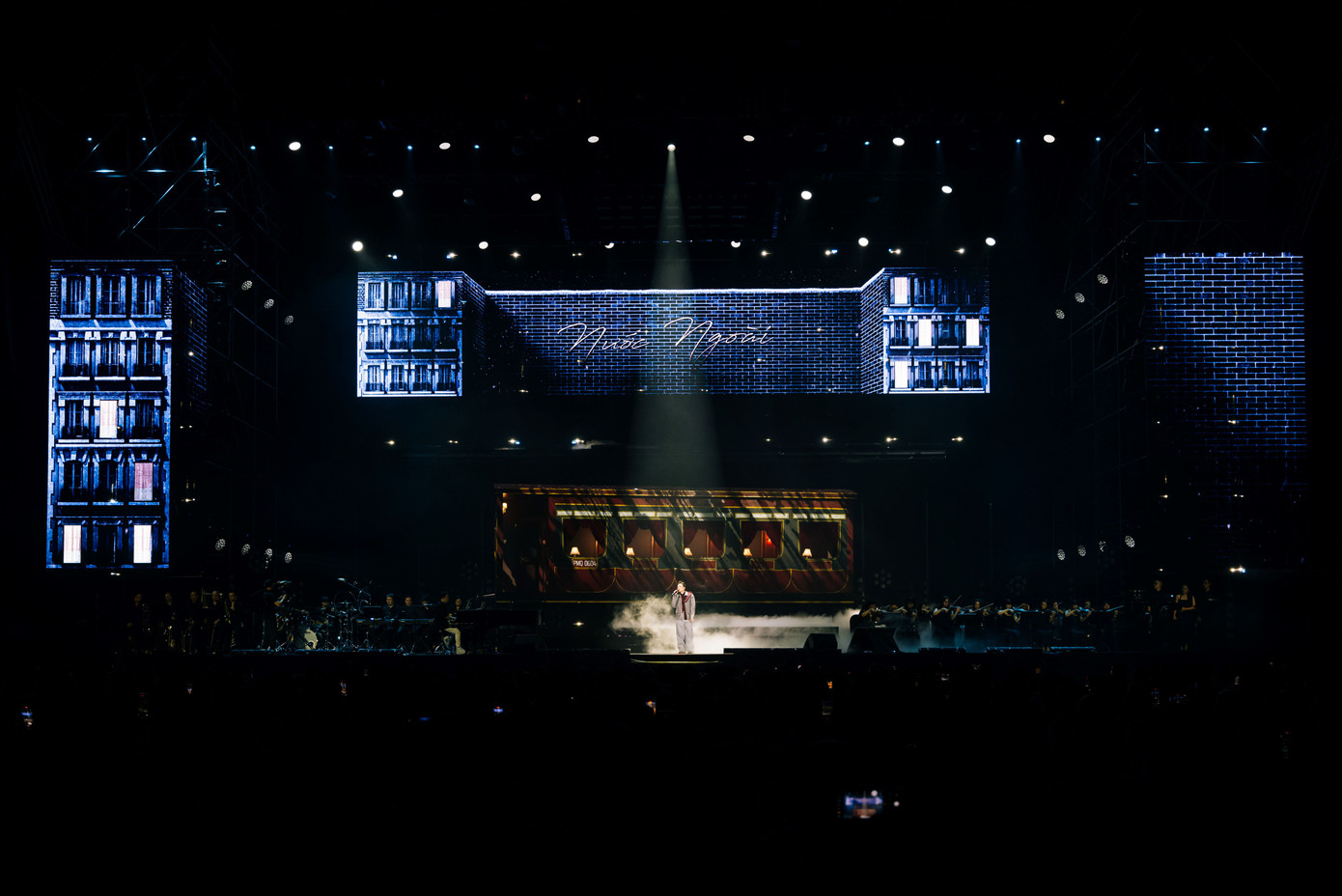 Phan Mạnh Quỳnh kết lại đêm diễn bằng những bản hit ghi dấu ấn trong sự nghiệp. Đó là Vợ người ta được làm mới bằng chất nhạc disco, Có chàng trai viết lên cây, Sau lời từ khước. Anh hài hước mời hàng nghìn khán giả hát cùng vì “em hết hơi rồi”. Trong suốt live concert, khán giả vỗ tay rần rần ủng hộ Phan Mạnh Quỳnh. Để chia tay khán giả Hà Nội, Quỳnh và khán giả hòa giọng ở mashup tạo nên từ các hit Xuân thì, Ngày chưa giông bão và Từ đó. Phan Mạnh Quỳnh kết thúc chương trình bằng ca khúc Yêu nhau nửa ngày.