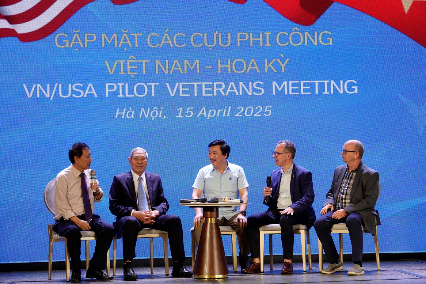 Trung tướng Nguyễn Đức Soát (thứ hai từ trái qua) là cựu phi công tham gia đầy đủ 5 cuộc gặp gỡ, giao lưu của không quân hai bên.