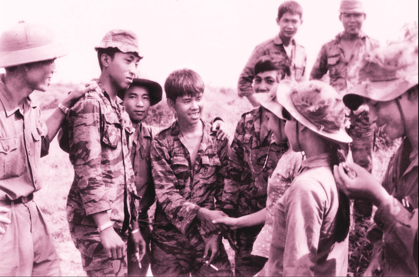 Tháng 1/2018 tại thôn Long Quang xã Triệu Trạch, Quảng Trị - chiến trường xưa nơi ông Tạo - Nghĩa từng chụp ảnh Hai người lính. Ông Nghĩa đang ký lên ảnh Tay bắt mặt mừng theo đề nghị của tác giả ảnh, trong bức này hai ông Tạo - Nghĩa cũng góp mặt. Ảnh: Chu Chí Thành. Tháng 1/2018 tại thôn Long Quang xã Triệu Trạch, Quảng Trị - chiến trường xưa nơi ông Tạo - Nghĩa từng chụp ảnh Hai người lính. Ông Nghĩa đang ký lên ảnh Tay bắt mặt mừng theo đề nghị của tác giả ảnh, trong bức này hai ông Tạo - Nghĩa cũng góp mặt. Ảnh: Chu Chí Thành.