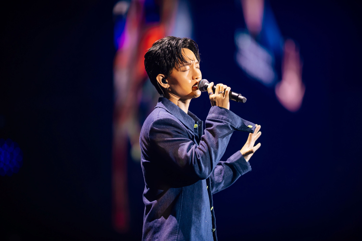 Hoàng Dũng lần đầu tiên kết hợp cùng Phan Mạnh Quỳnh trong bản mashup Sao cha không - Đi đâu để thấy hoa bay - hai ca khúc lần lượt do Phan Mạnh Quỳnh và Hoàng Dũng sáng tác. Hoàng Dũng nói rằng những sáng tác của Phan Mạnh Quỳnh luôn khiến anh cảm thấy mình cần phải cố gắng hơn. Phan Mạnh Quỳnh khen ca từ, giai điệu của Hoàng Dũng quá tinh tế, mang đến màu sắc và không khí lãng mạn cho concert Chuyến tàu: Mùa xuân. Sau khi dành cho nhau những lời có cánh, cả hai hòa giọng Nàng thơ. Dũng nói vui rất muốn hát nhiều ca khúc khác nhưng chỉ được giao solo Khi người mình yêu khóc và Nhạt của Phan Mạnh Quỳnh.