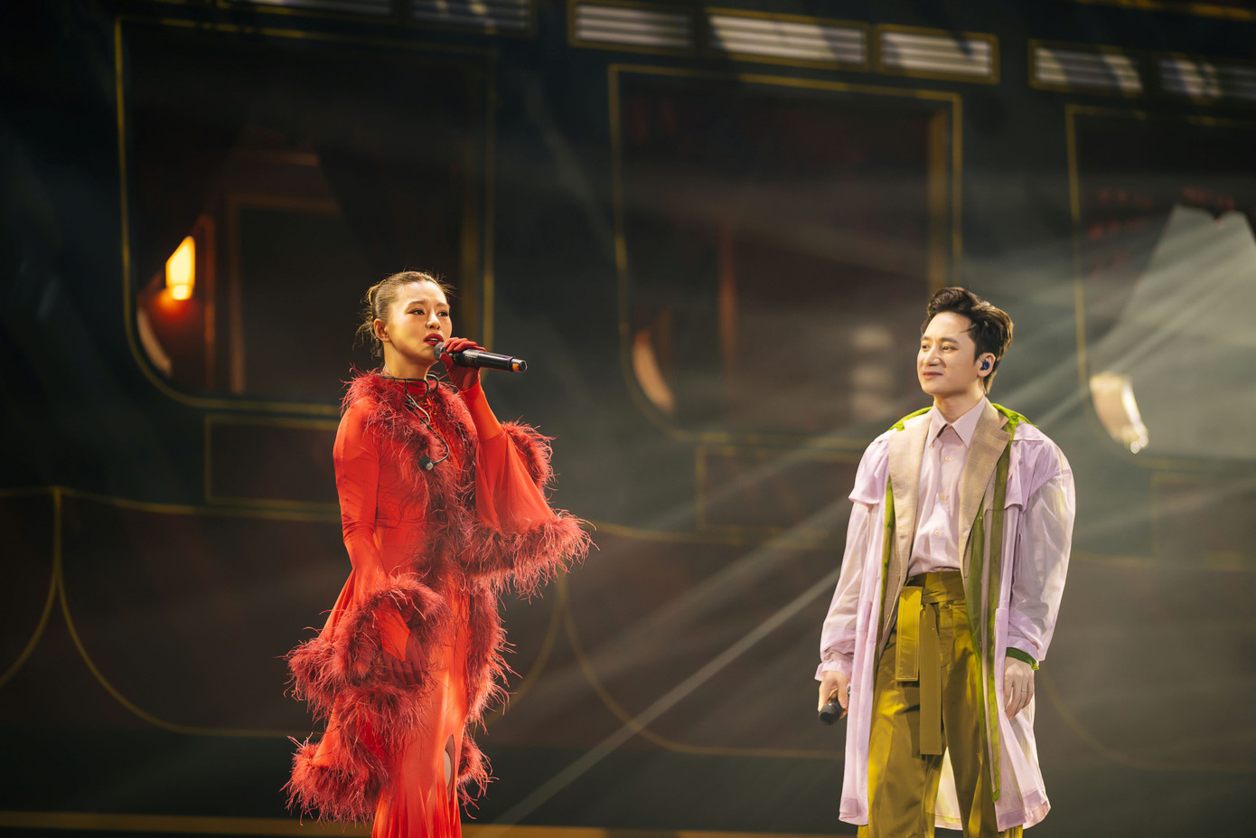 Bùi Lan Hương là khách mời xuất hiện đầu tiên trong live concert ở Hà Nội, cô bất ngờ hòa giọng hát Tri kỷ với Phan Mạnh Quỳnh từ toa tàu chính giữa sân khấu. Không hát Ngày chưa giông bão quen thuộc, Bùi Lan Hương thể hiện Ngày mai em sẽ là ký ức, Anh, thế giới và em, Mê bùa cấm. Sau khi tham gia show Chị đẹp, Bùi Lan Hương cố gắng thay đổi bằng việc cố gắng vừa hát vừa nhảy, nhưng không phải lúc nào cũng đạt được hiệu ứng như mong đợi.