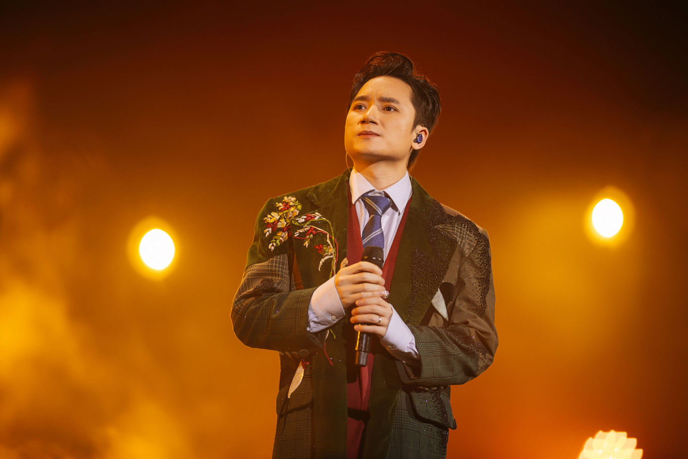 Mở đầu Chuyến tàu: Mùa Xuân với Ngày chưa giông bão - ca khúc nhạc phim Người bất tử - Phan Mạnh Quỳnh gửi lời chào và cảm ơn khán giả Hà Nội. Anh bung giọng với một loạt hit: Ai cũng có ngày xưa, Con tim tan vỡ, Từ đó - Tôi chỉ muốn nói - Hà Lan (nhạc phim Mắt biếc). Khán giả cũng nghe lại những ca khúc khi Phan Mạnh Quỳnh mới bước vào nghiệp sáng tác như Anh ghét em làm bạn - Em chưa từng biết - Góc khuất sau hạnh phúc - Lời từ trái tim anh.