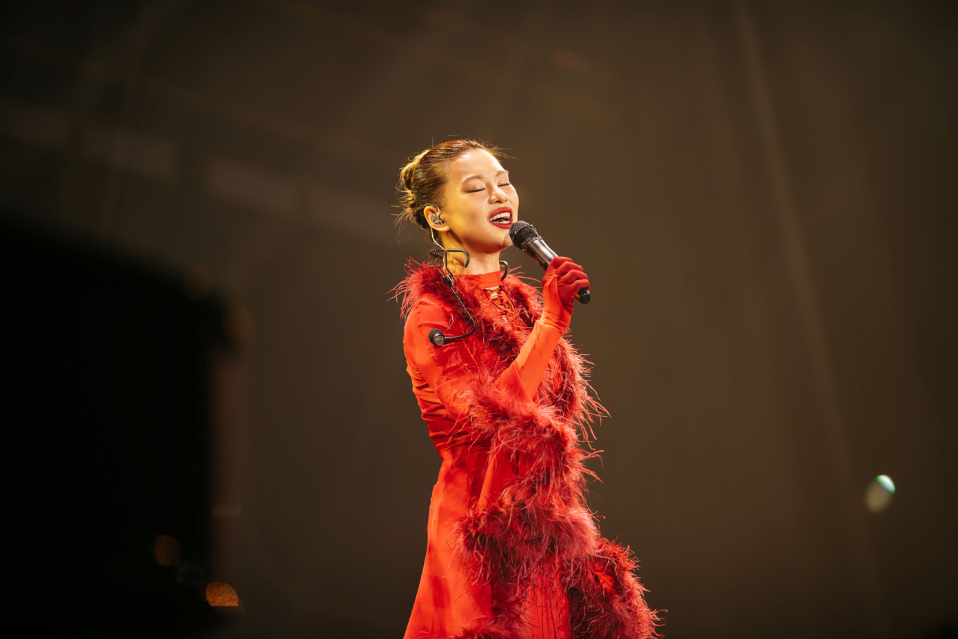 Bùi Lan Hương là khách mời xuất hiện đầu tiên trong live concert ở Hà Nội, cô bất ngờ hòa giọng hát Tri kỷ với Phan Mạnh Quỳnh từ toa tàu chính giữa sân khấu. Không hát Ngày chưa giông bão quen thuộc, Bùi Lan Hương thể hiện Ngày mai em sẽ là ký ức, Anh, thế giới và em, Mê bùa cấm. Sau khi tham gia show Chị đẹp, Bùi Lan Hương cố gắng thay đổi bằng việc cố gắng vừa hát vừa nhảy, nhưng không phải lúc nào cũng đạt được hiệu ứng như mong đợi.