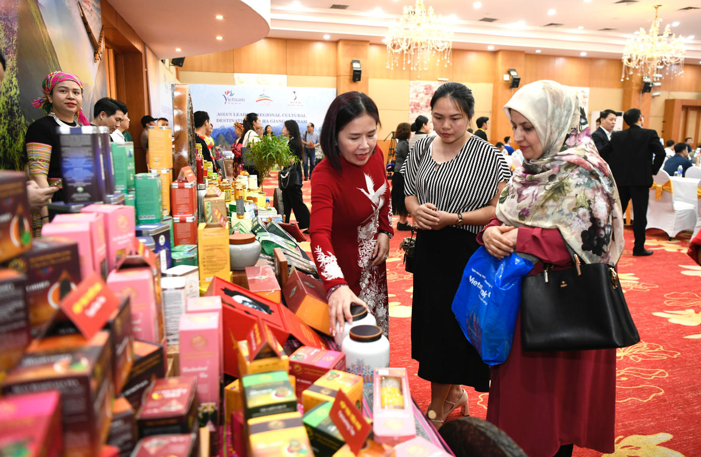 NSND Xuân Bắc truyền cảm hứng tới hàng trăm đại biểu tại diễn đàn quảng bá hình ảnh Hà Giang. Ảnh: Như Ý. NSND Xuân Bắc truyền cảm hứng tới hàng trăm đại biểu tại diễn đàn quảng bá hình ảnh Hà Giang. Ảnh: Như Ý.