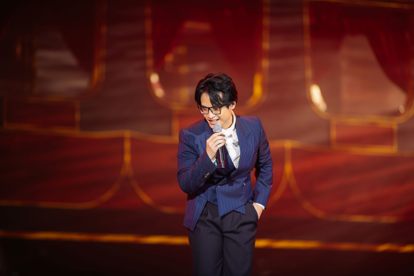 Hà Anh Tuấn là khách mời cuối cùng xuất hiện trên sân khấu, cũng là người từng đưa Phan Mạnh Quỳnh đến với sân khấu lớn đầu tiên năm 2018. Phần song ca Nước ngoài và Xuân thì trở thành điểm nhấn bùng nổ trong đêm nhạc Chuyến tàu: Mùa Xuân. “Gần 10 năm đi qua, âm nhạc của Phan Mạnh Quỳnh bền bỉ đến hôm nay”, Hà Anh Tuấn nói. Anh hát liền ba ca khúc Cô gái và cây dương cầm, Thương em, Hoa hồng và dành lời có cánh cho đàn em. Hà Anh Tuấn cho rằng sáng tác của Phan Mạnh Quỳnh hay, sâu sắc bởi Phan Mạnh Quỳnh đã thưởng thức cả những nỗi đau, nỗi buồn trong cuộc đời mình rồi biến nó thành chất liệu để sáng tác.