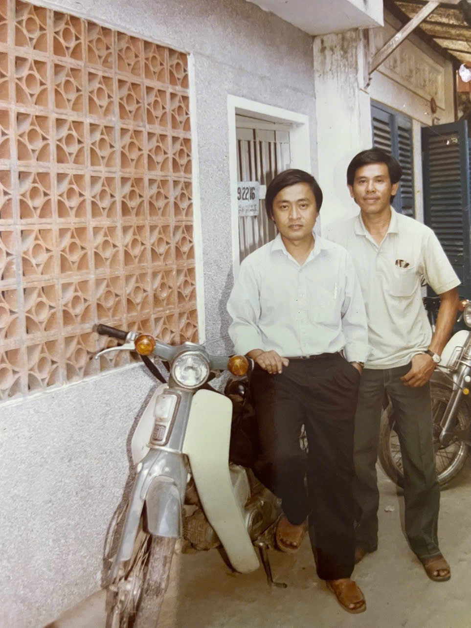 Thanh niên Nghĩa bên bạn bè. Ảnh tư liệu gia đình. Thanh niên Nghĩa bên bạn bè. Ảnh tư liệu gia đình.