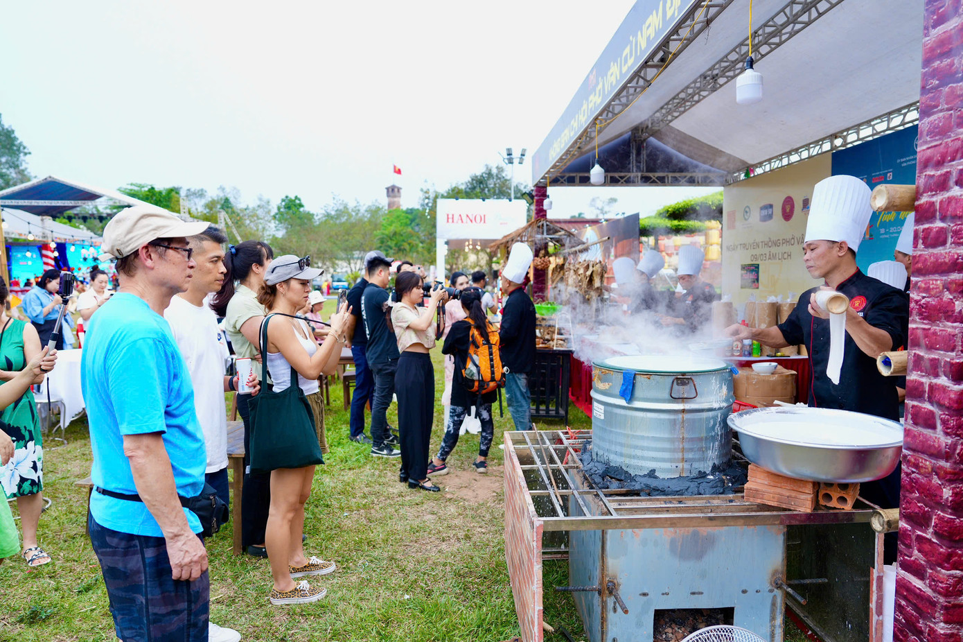 Thực khách tham quan nhiều không gian và thưởng thức phở đặc trưng của vùng miền. Ảnh: Duy Khánh - Nghiêm Huê Thực khách tham quan nhiều không gian và thưởng thức phở đặc trưng của vùng miền. Ảnh: Duy Khánh - Nghiêm Huê